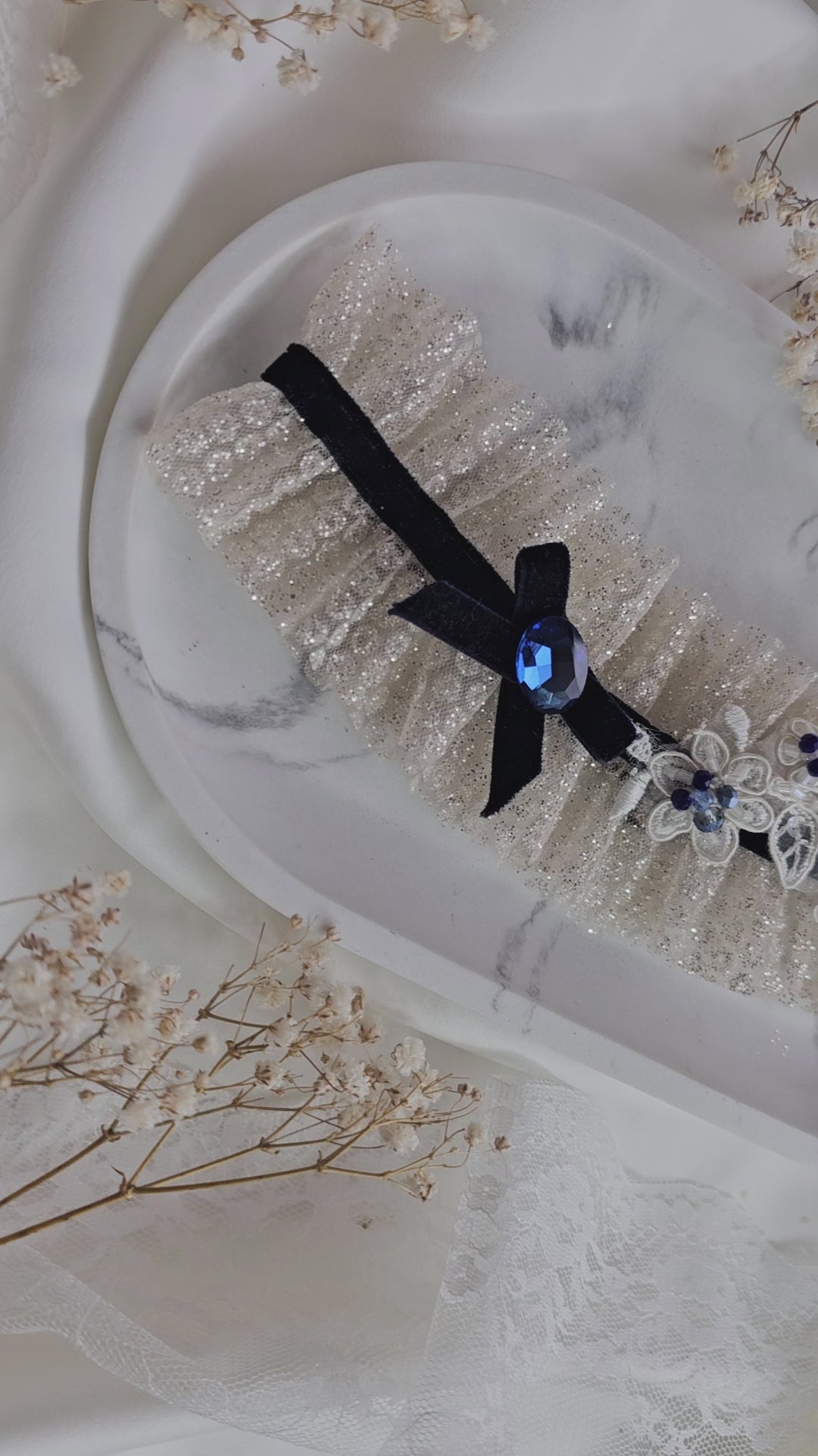 Przepiękna podwiązka ślubna  z tiulu włoskiego w kolorze złota oraz diamentem