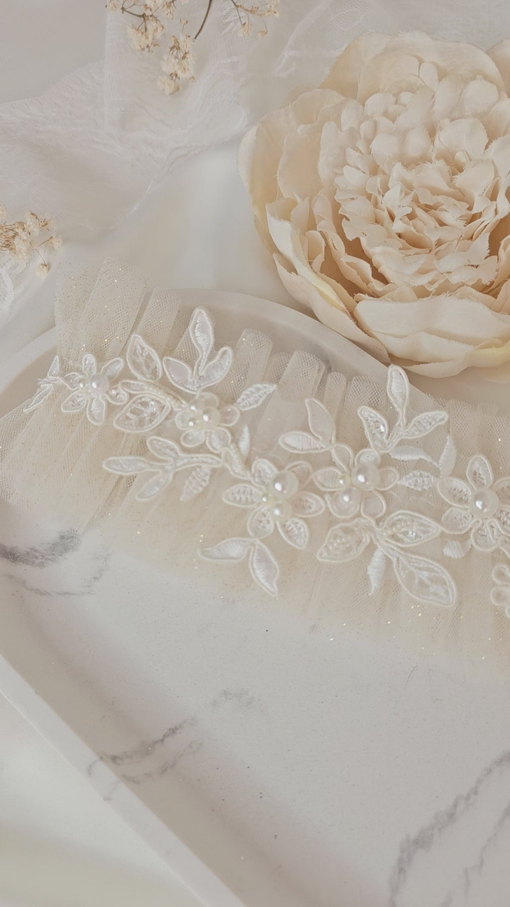 Kolekcja Pearls.Podwiązka z tiulu z koronką i perłami