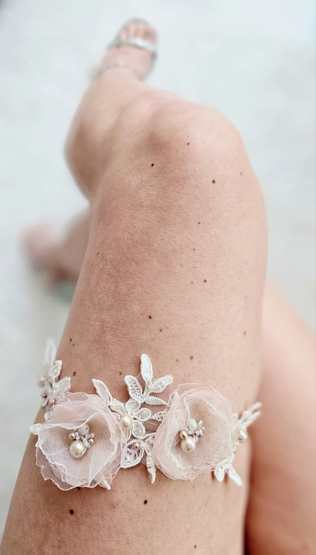 Romantyczna podwiązka ślubna Flover