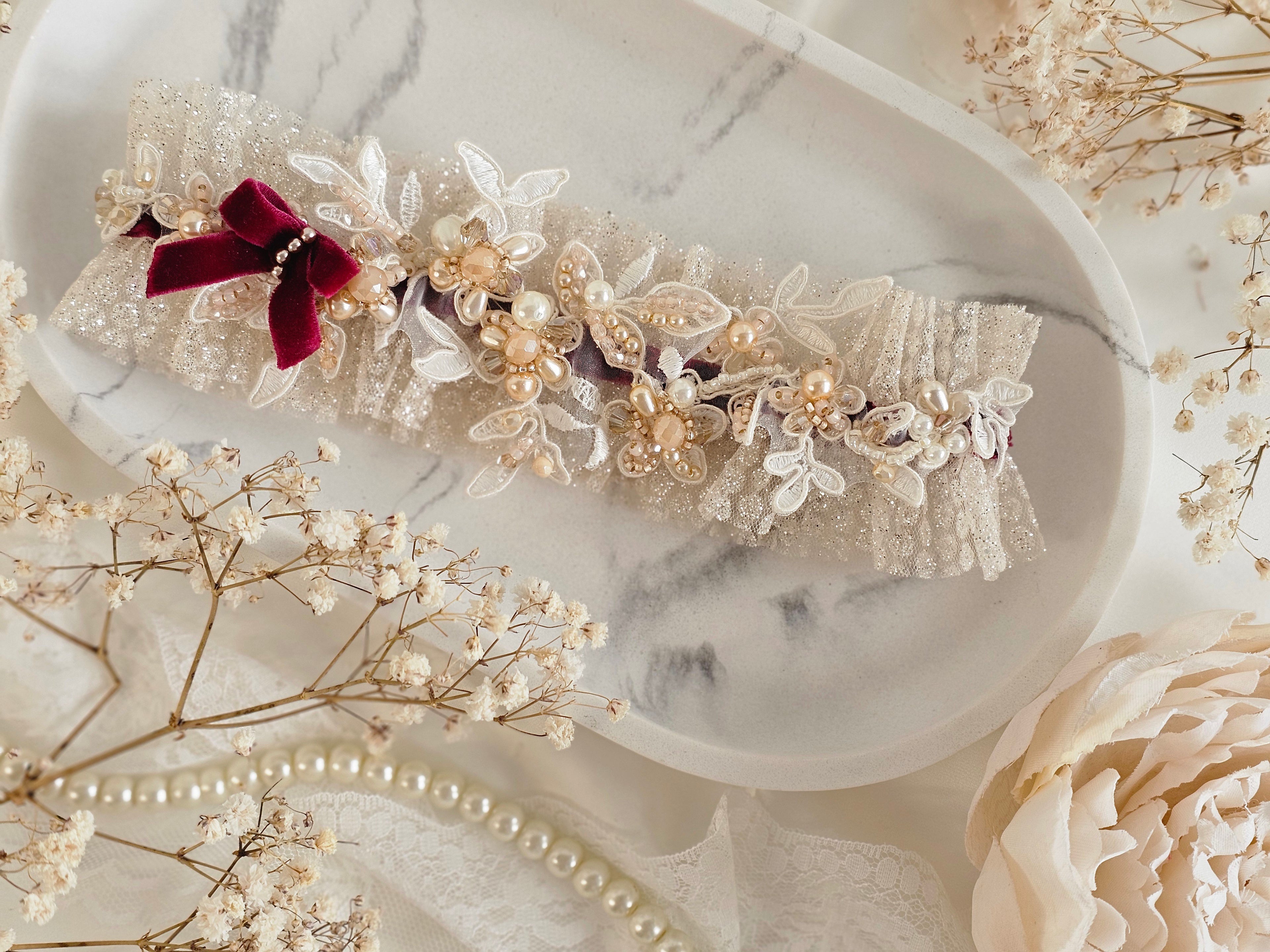 Podwiązka ślubna z bordową aksamitną wstążką z dodatkiem koronki zdobionej koralikami Preciosa i słodką wstążeczką