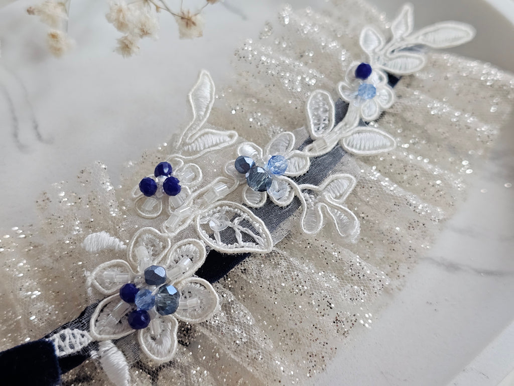 Przepiękna podwiązka ślubna  z tiulu włoskiego w kolorze złota oraz diamentem