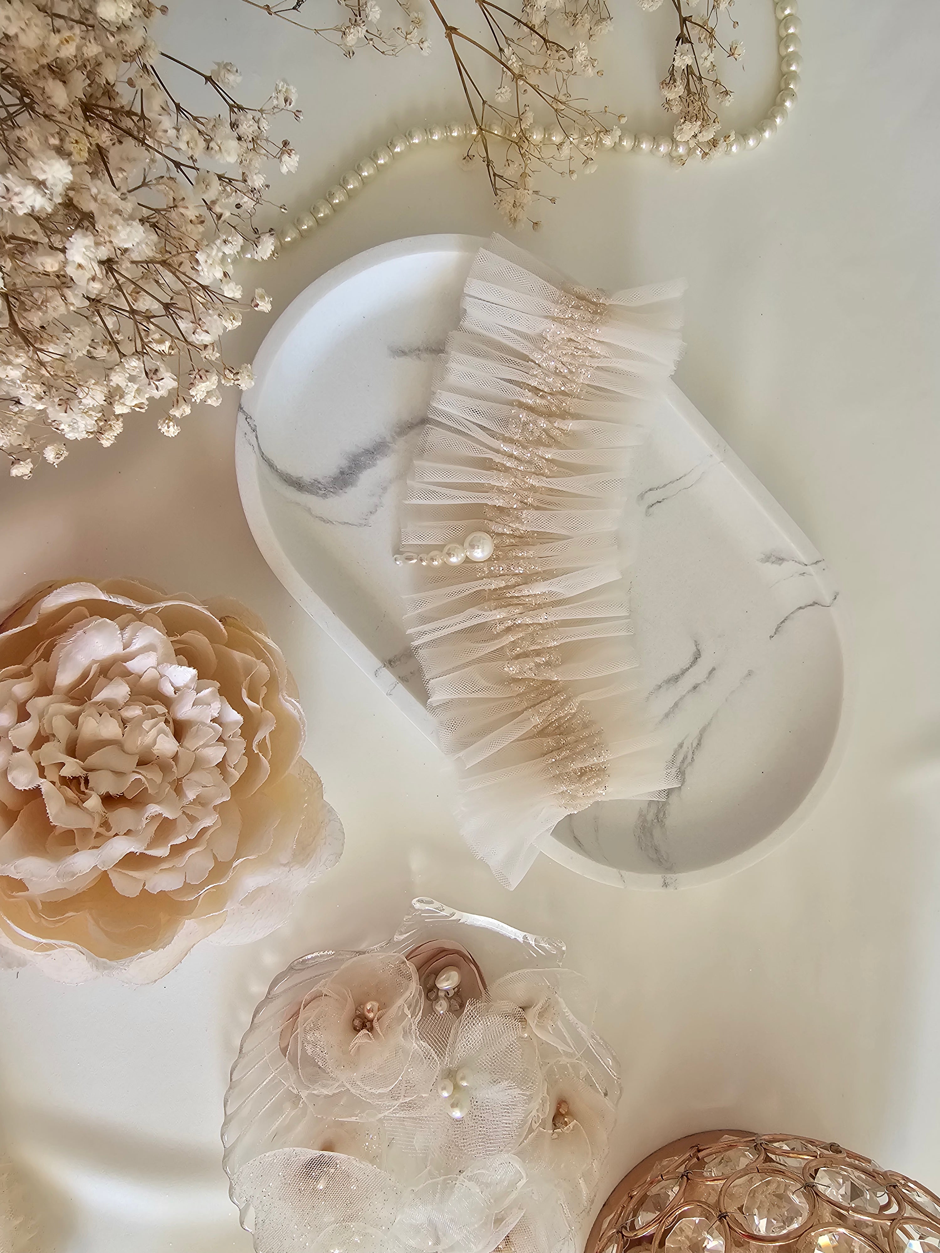 Podwiązka z najnowszej kolekcji Pearls z tiulu w kolorze kości słoniowej z dodatkiem złotego włoskiego tiulu oraz pereł.