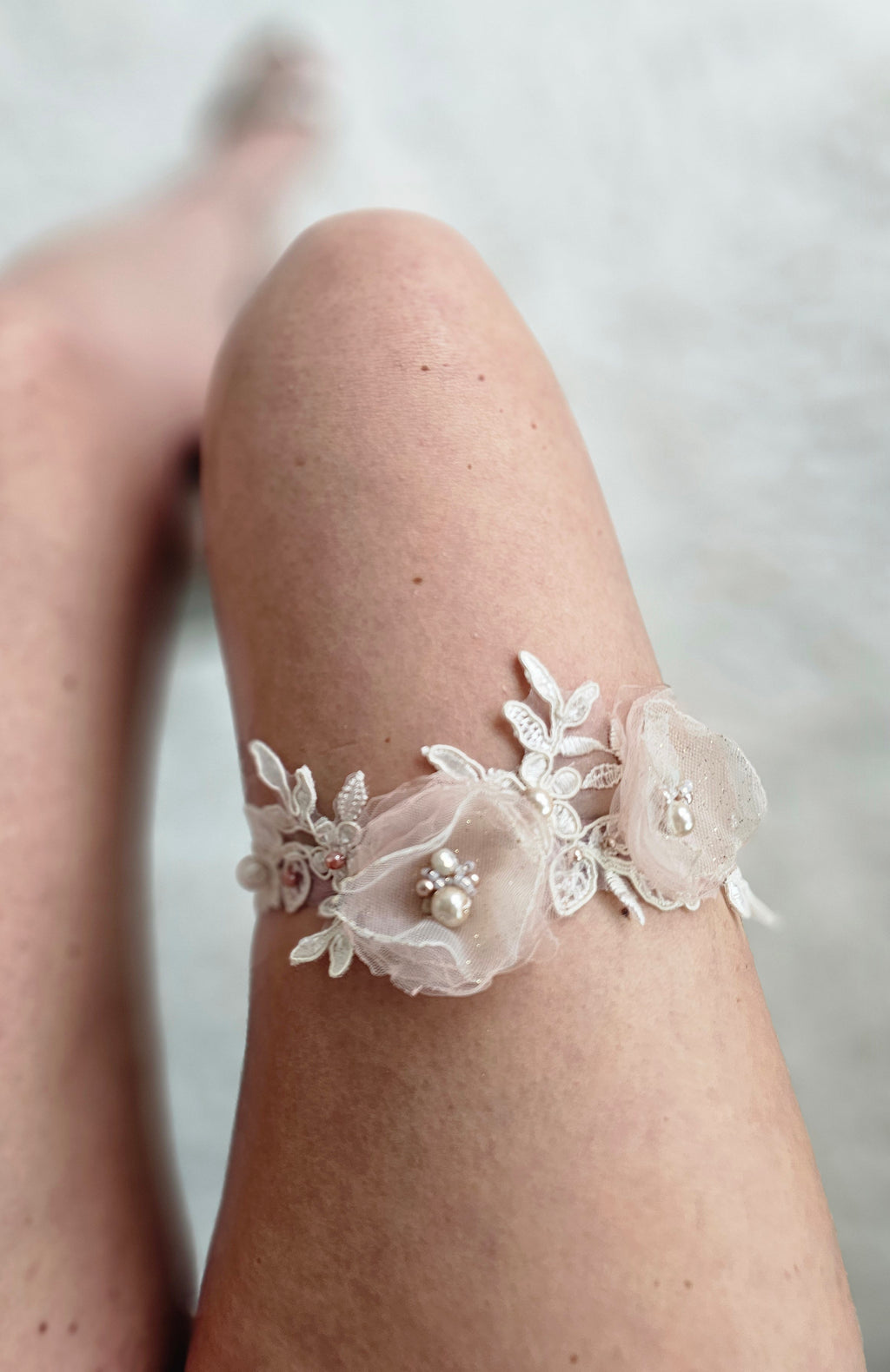 Romantyczna podwiązka ślubna Flover