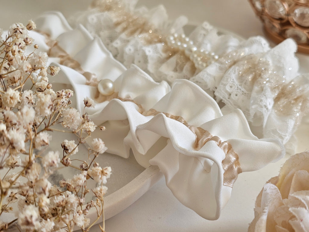 Podwiązka ślubna z kolekcji PEARLS z satyny z dodatkiem szampańskiej wstążki i perły