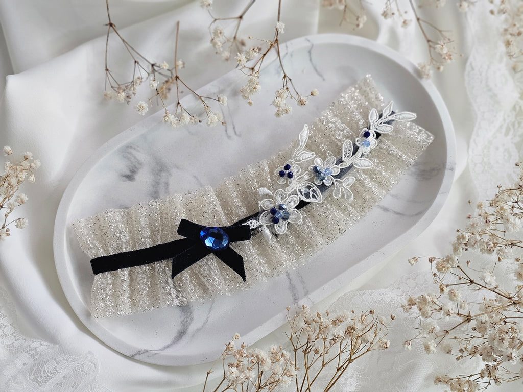 Przepiękna podwiązka ślubna  z tiulu włoskiego w kolorze złota oraz diamentem