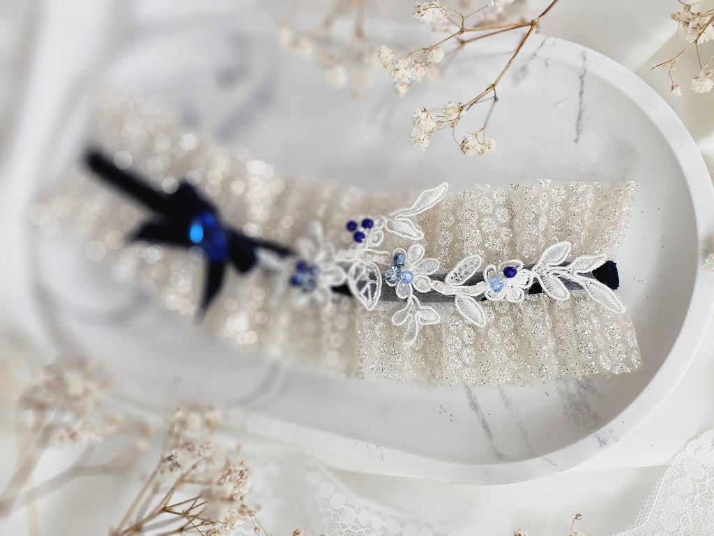 Przepiękna podwiązka ślubna  z tiulu włoskiego w kolorze złota oraz diamentem