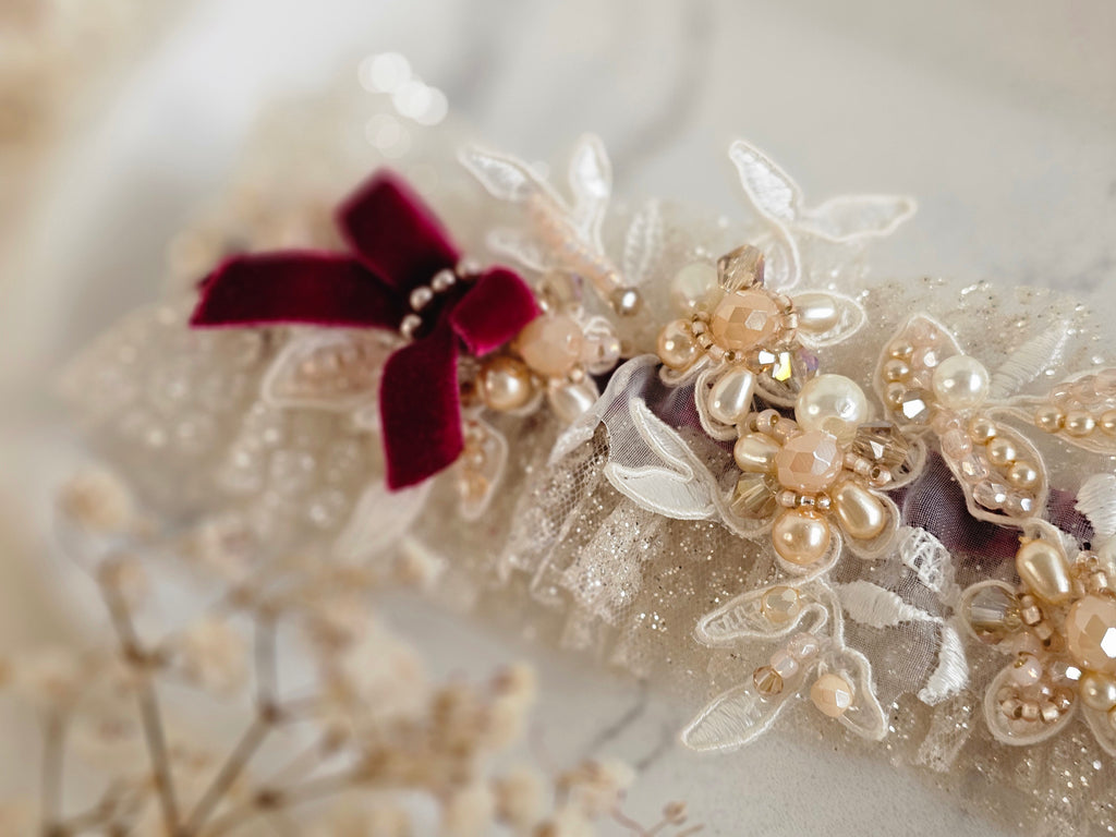Podwiązka ślubna z bordową aksamitną wstążką z dodatkiem koronki zdobionej koralikami Preciosa i słodką wstążeczką
