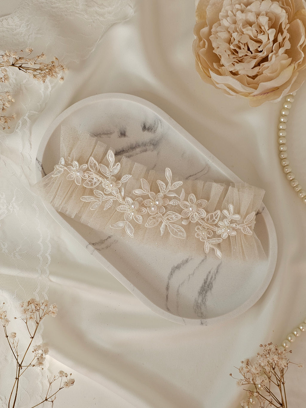 Kolekcja Pearls.Podwiązka z tiulu z koronką i perłami