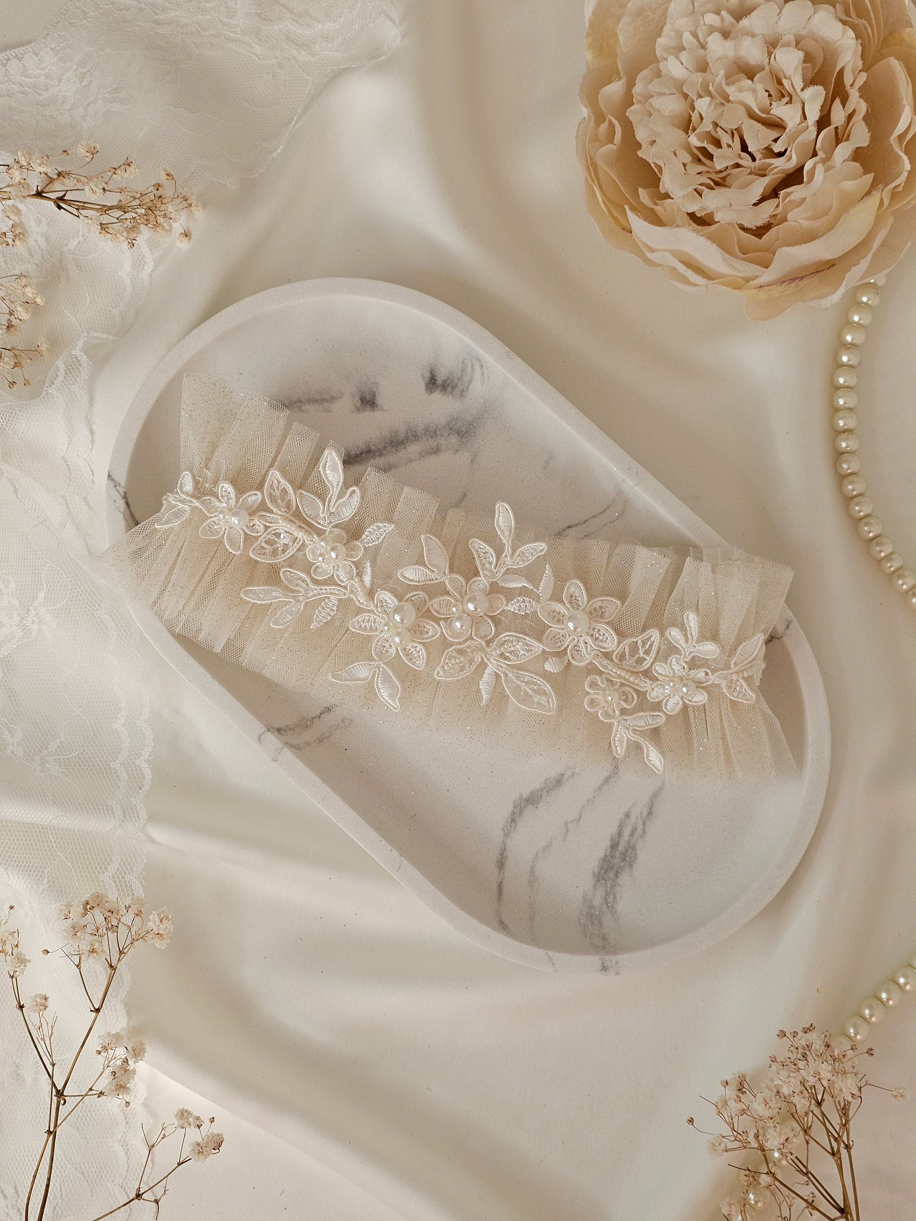 Kolekcja Pearls.Podwiązka z tiulu z koronką i perłami