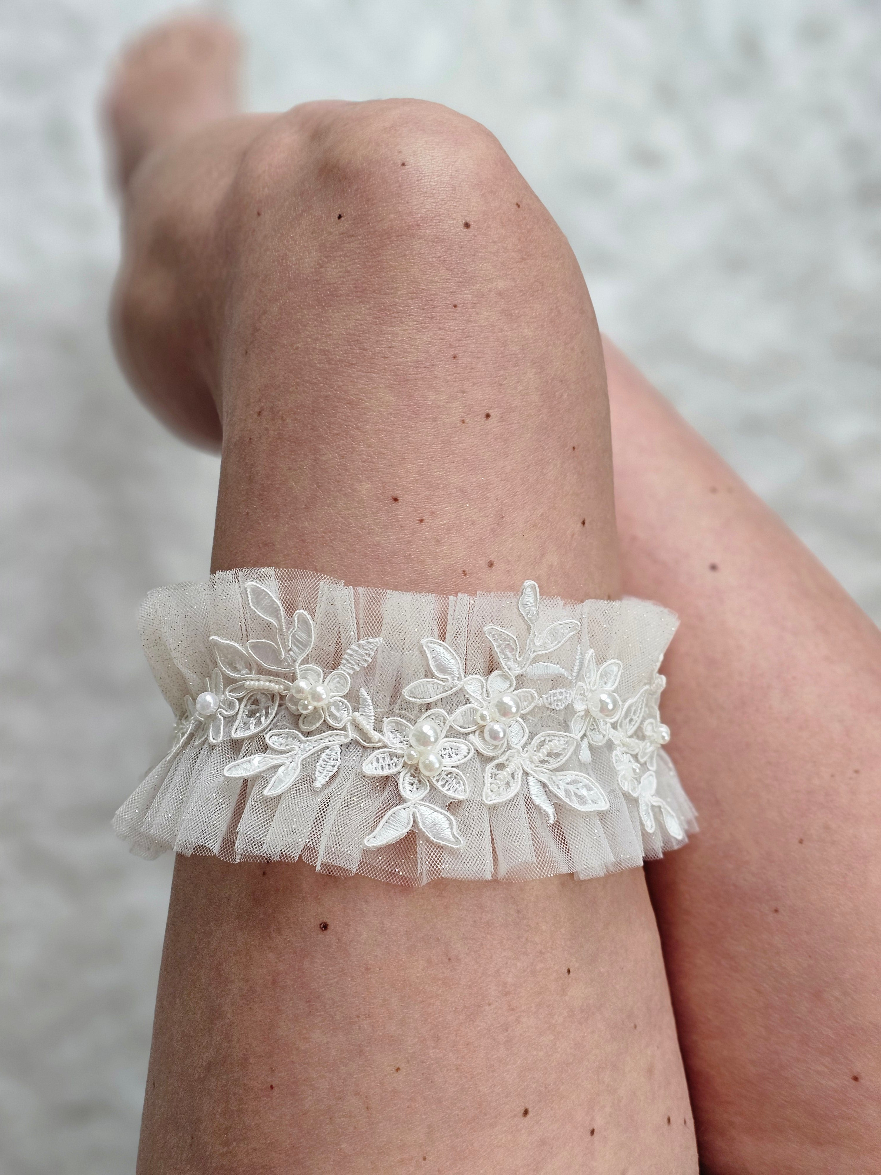 Podwiązka z tiulu z koronką i perłami