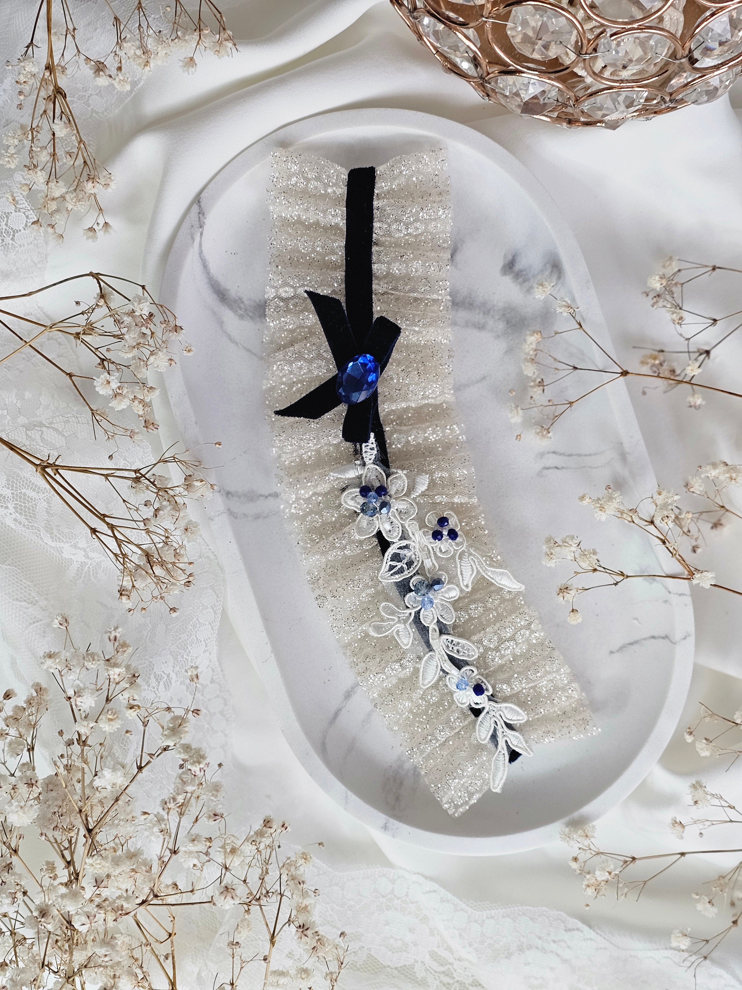 Przepiękna podwiązka ślubna  z tiulu włoskiego w kolorze złota oraz diamentem