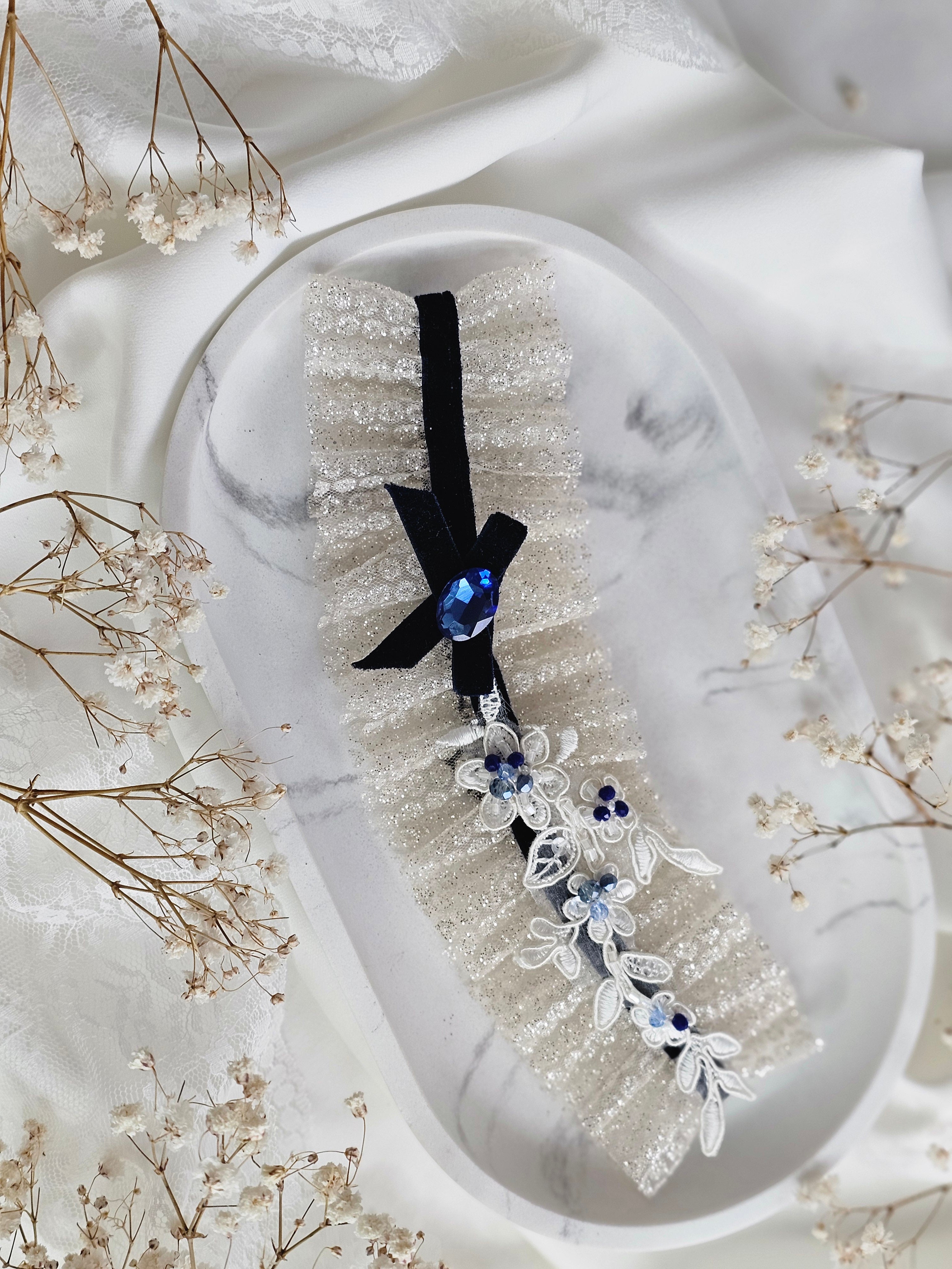 Przepiękna podwiązka ślubna  z tiulu włoskiego w kolorze złota oraz diamentem