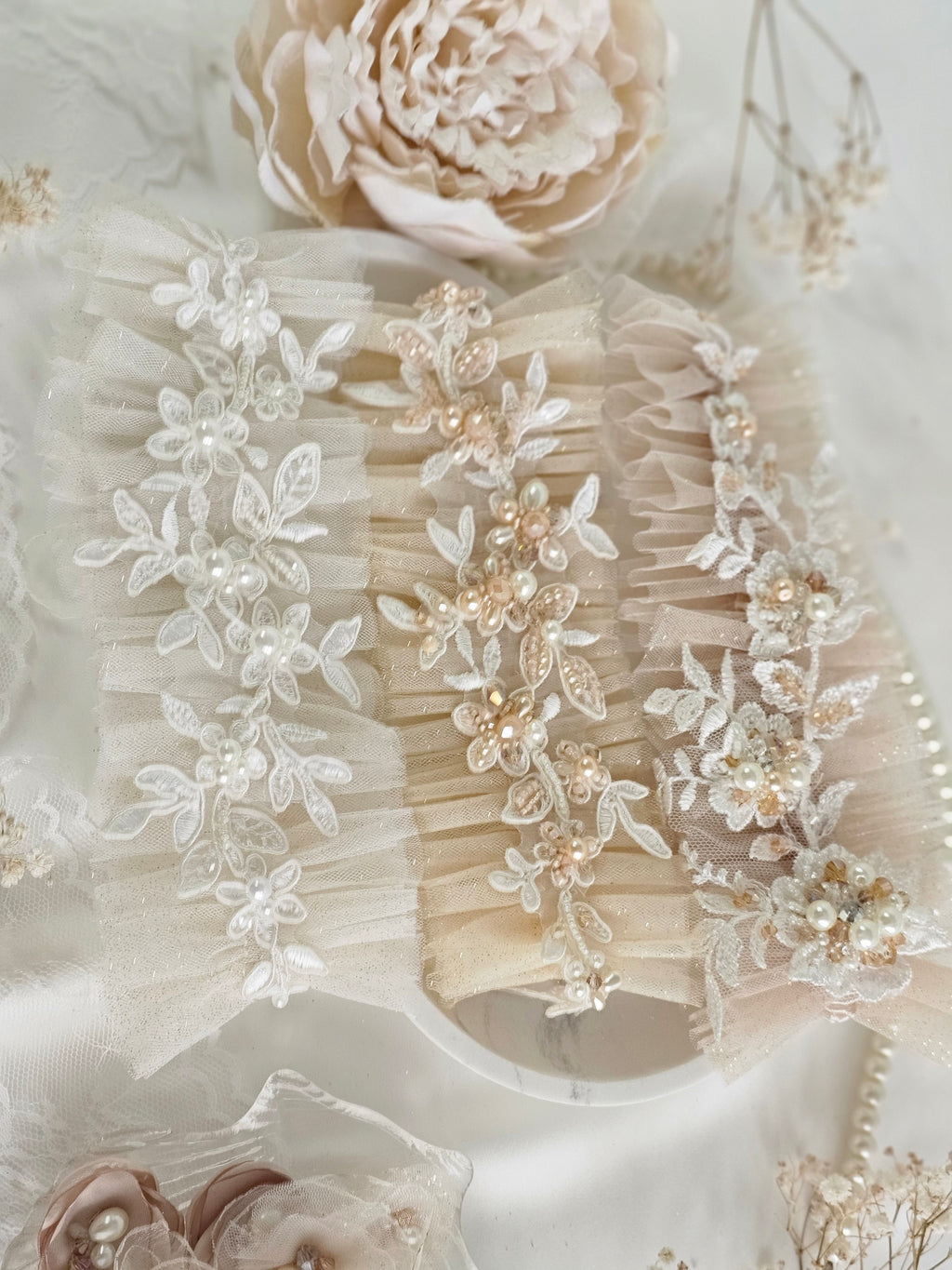 Kolekcja Pearls.Podwiązka z tiulu z koronką i perłami