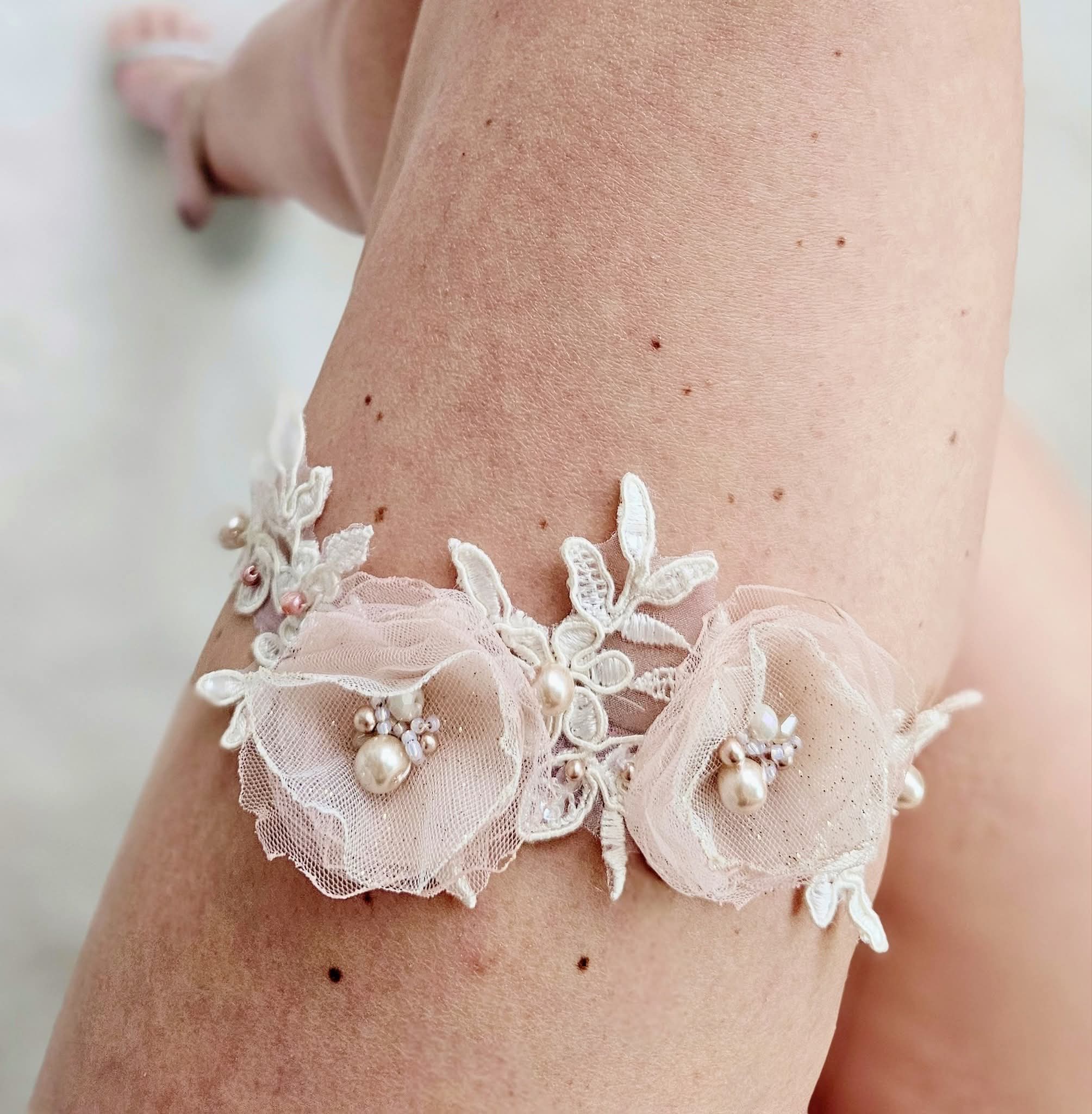 Romantyczna podwiązka ślubna Flover