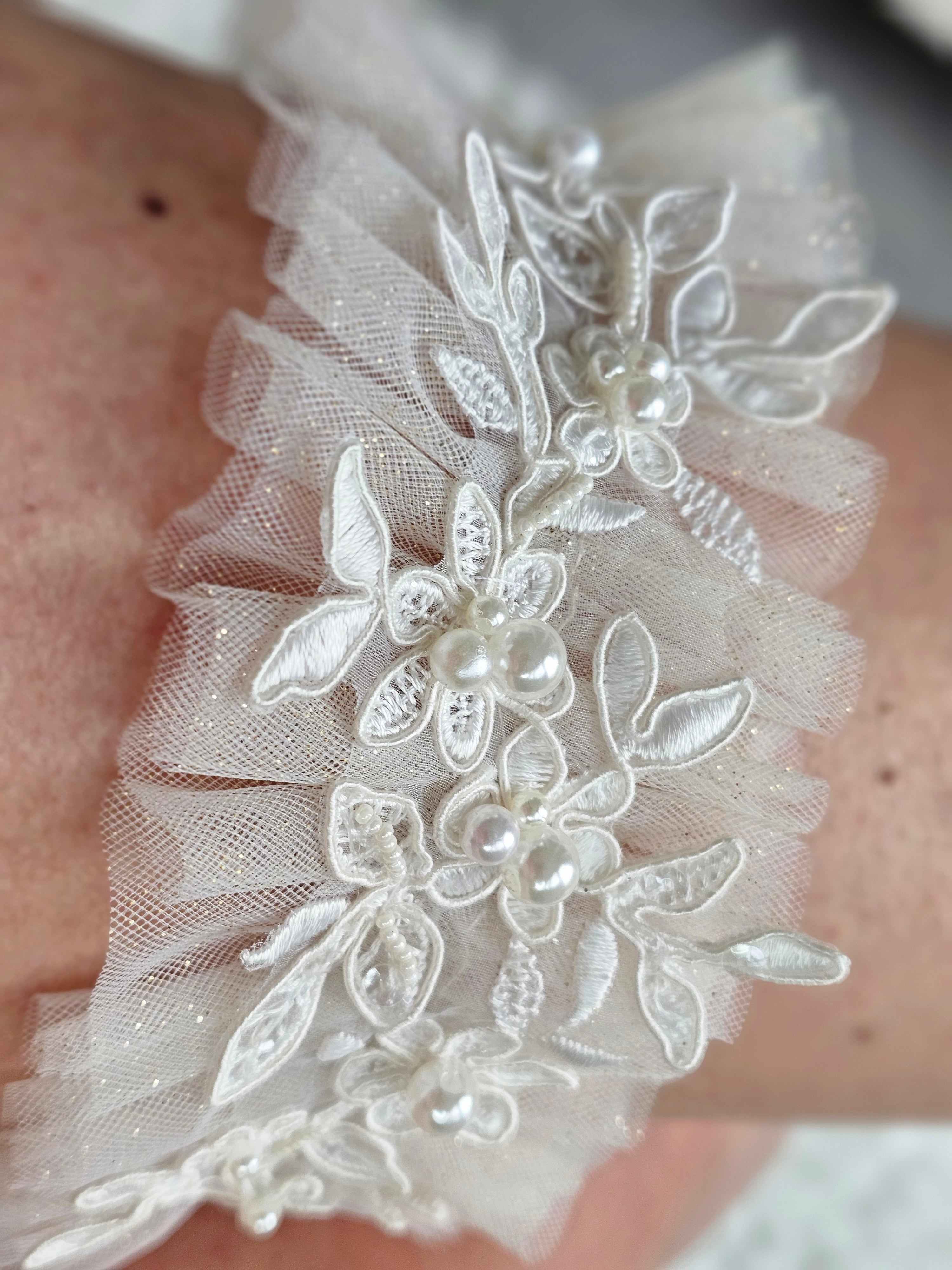 Podwiązka z tiulu z koronką i perłami