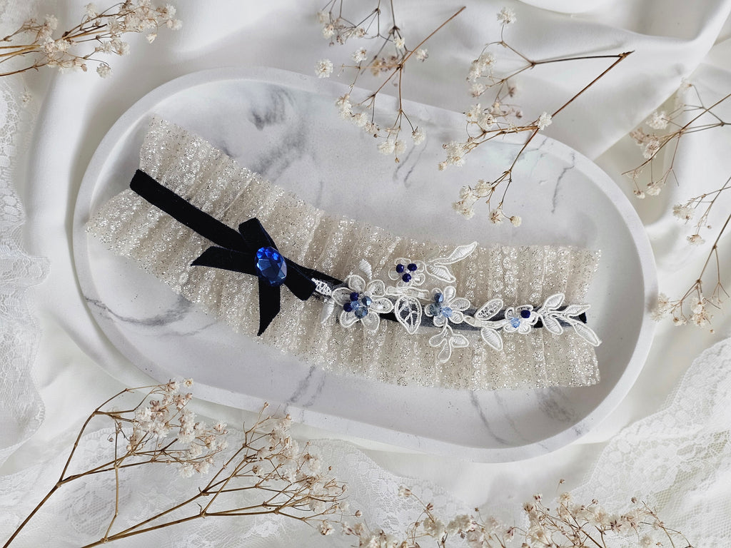 Przepiękna podwiązka ślubna  z tiulu włoskiego w kolorze złota oraz diamentem