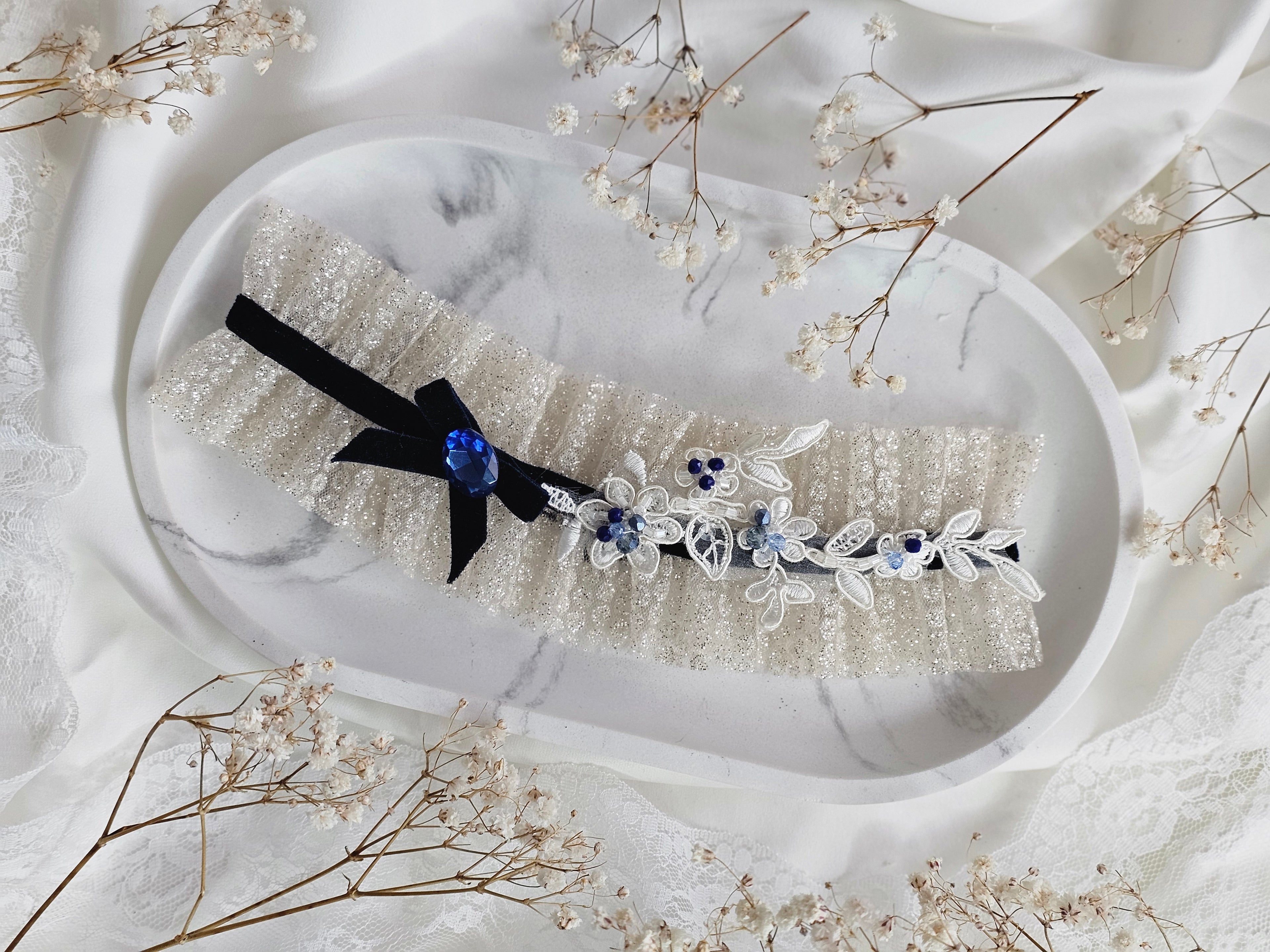 Przepiękna podwiązka ślubna  z tiulu włoskiego w kolorze złota oraz diamentem