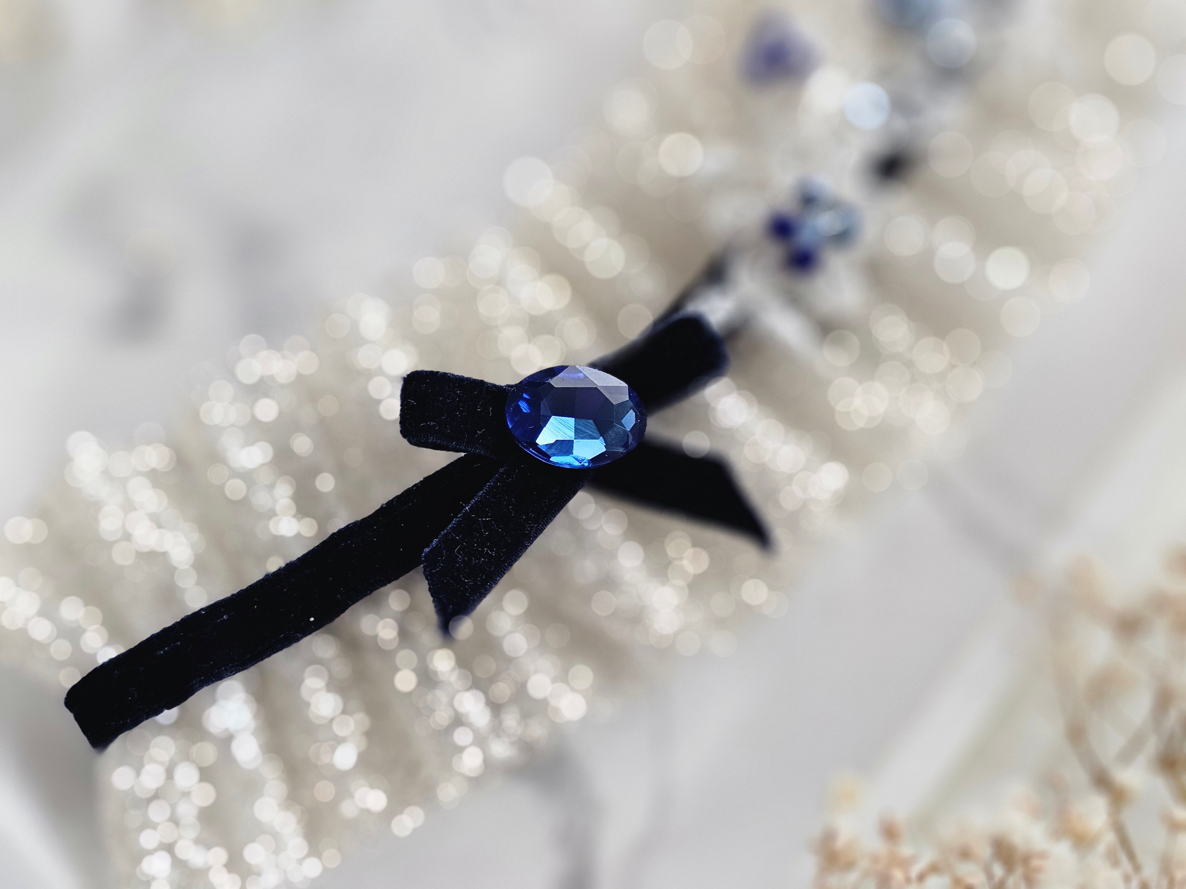 Przepiękna podwiązka ślubna  z tiulu włoskiego w kolorze złota oraz diamentem