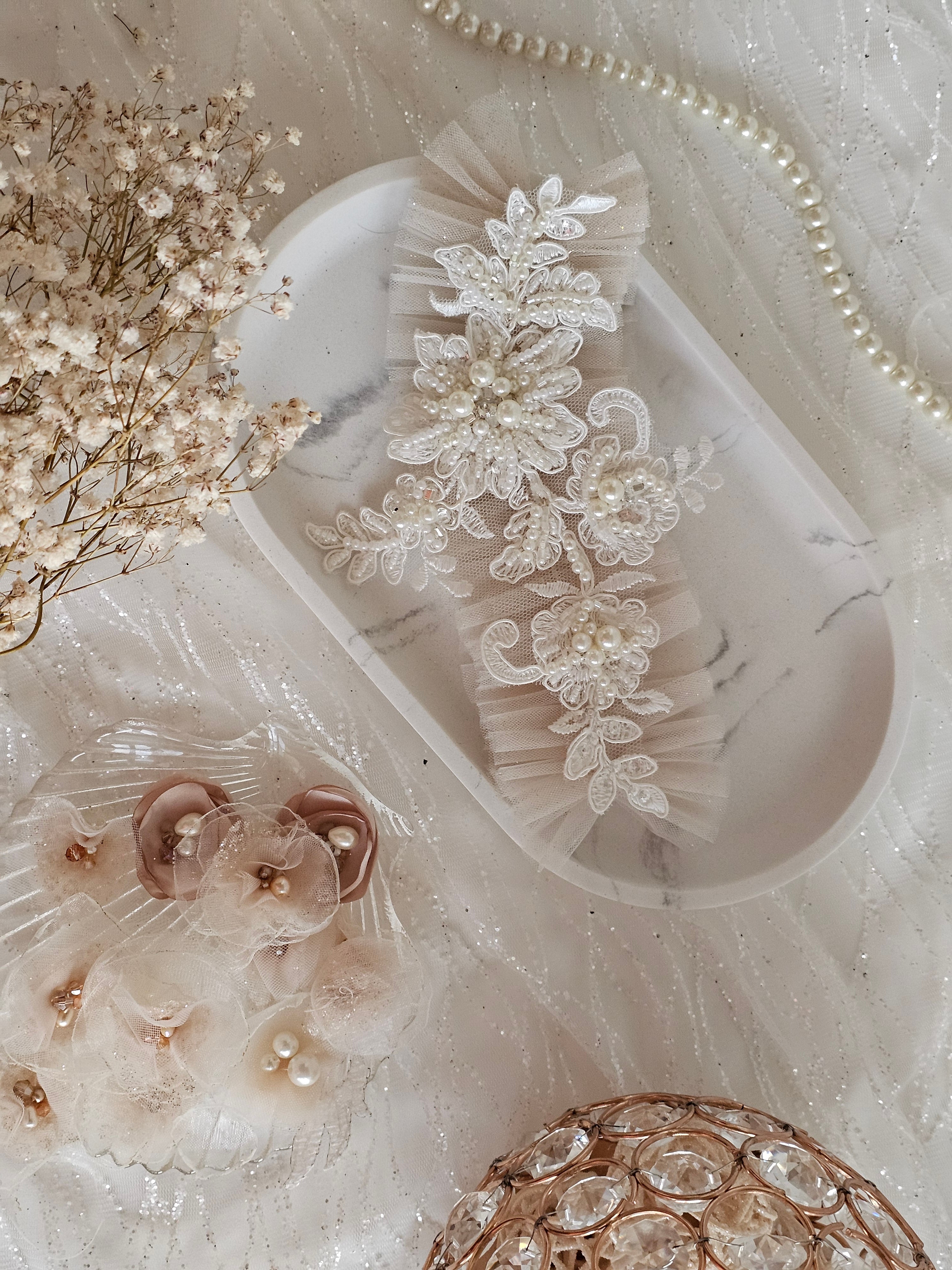 Podwiązka ślubna z kolekcji Pearls z aplikacją koronkową z pereł