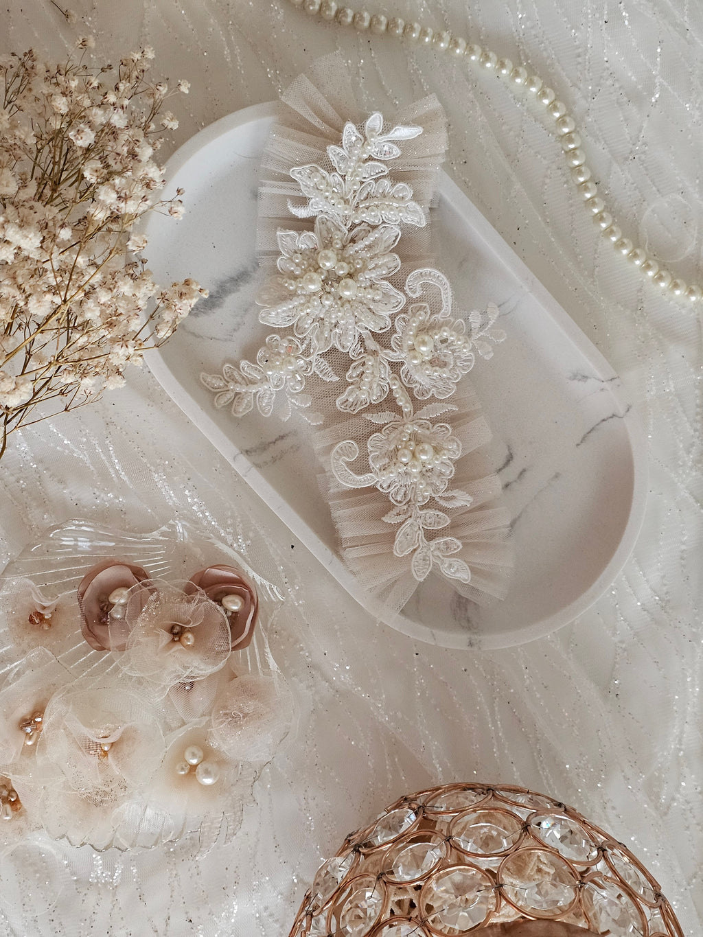 Podwiązka ślubna z kolekcji Pearls z aplikacją koronkową z pereł