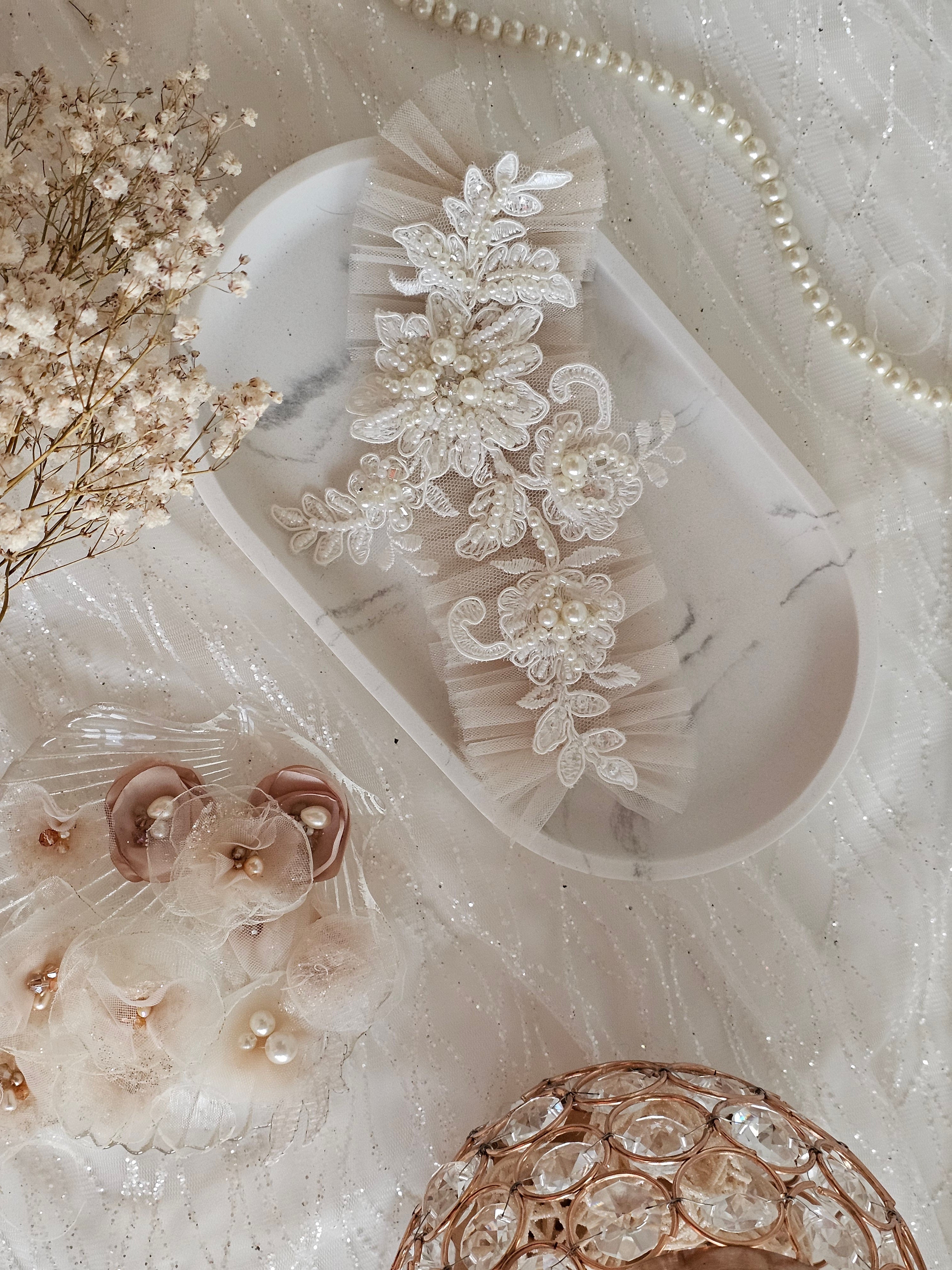 Podwiązka ślubna z kolekcji Pearls z aplikacją koronkową z pereł