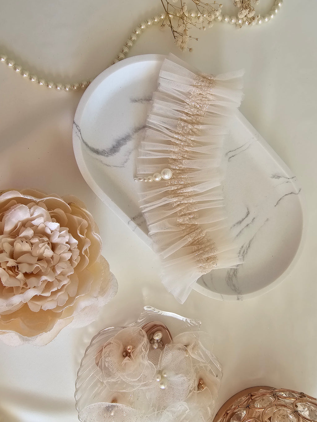 Podwiązka z najnowszej kolekcji Pearls z tiulu w kolorze kości słoniowej z dodatkiem złotego włoskiego tiulu oraz pereł.