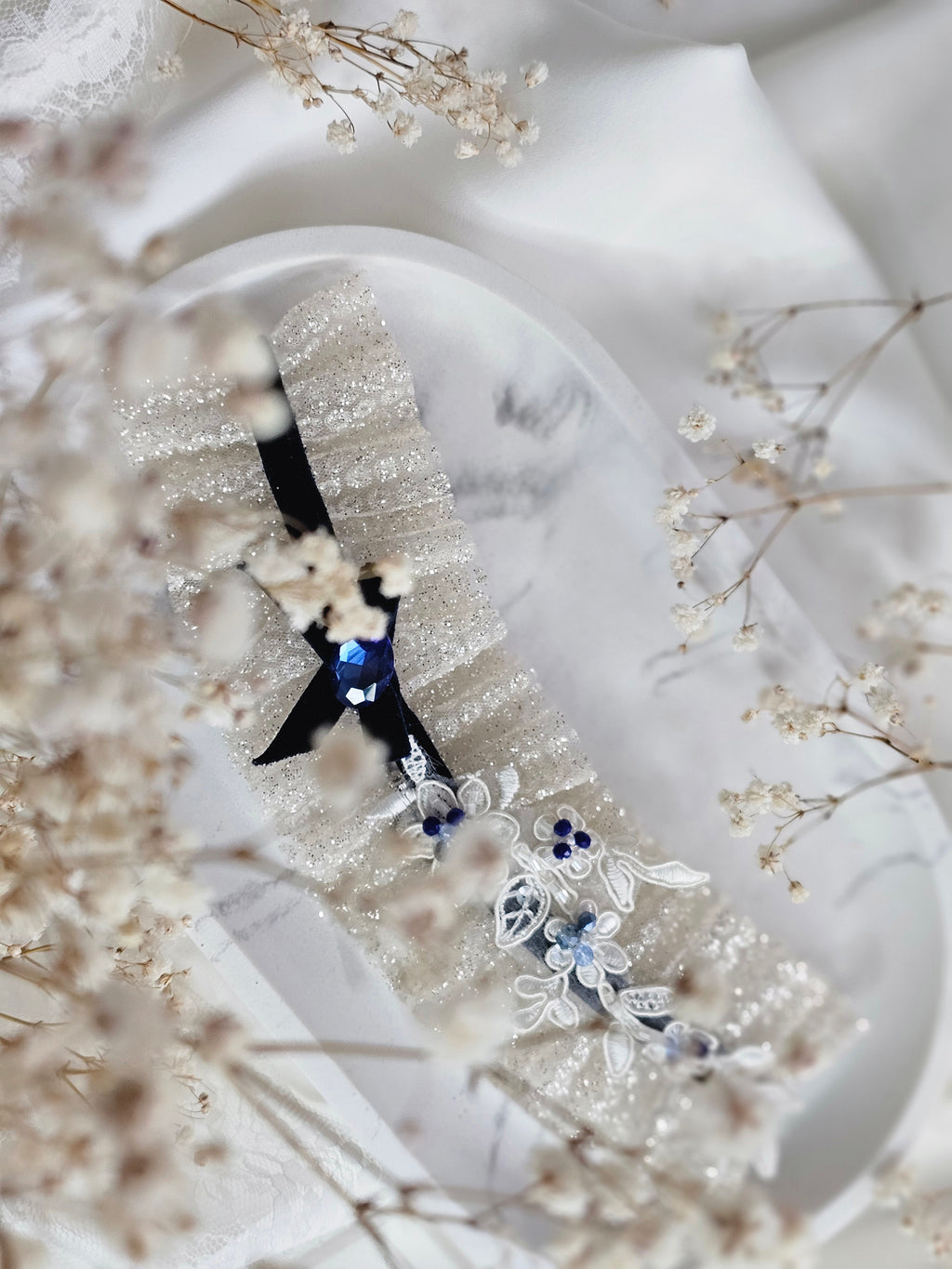 Przepiękna podwiązka ślubna  z tiulu włoskiego w kolorze złota oraz diamentem