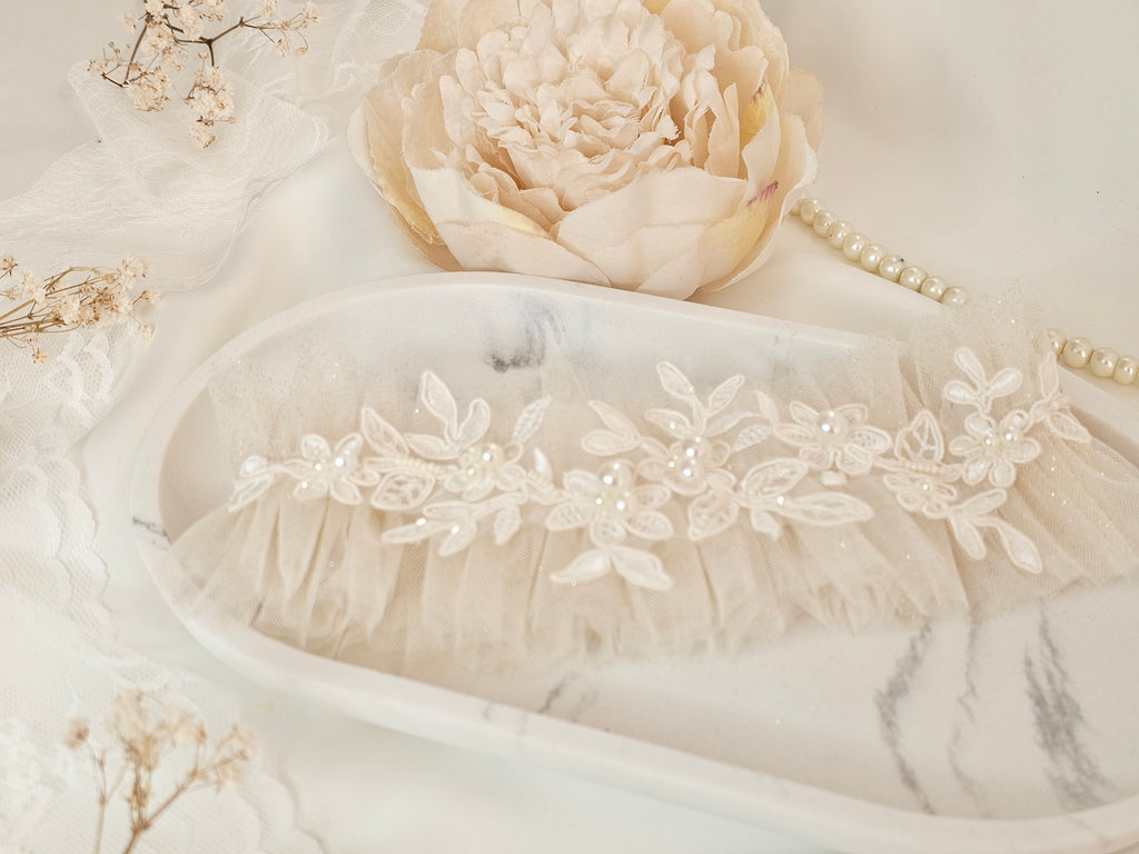 Kolekcja Pearls.Podwiązka z tiulu z koronką i perłami