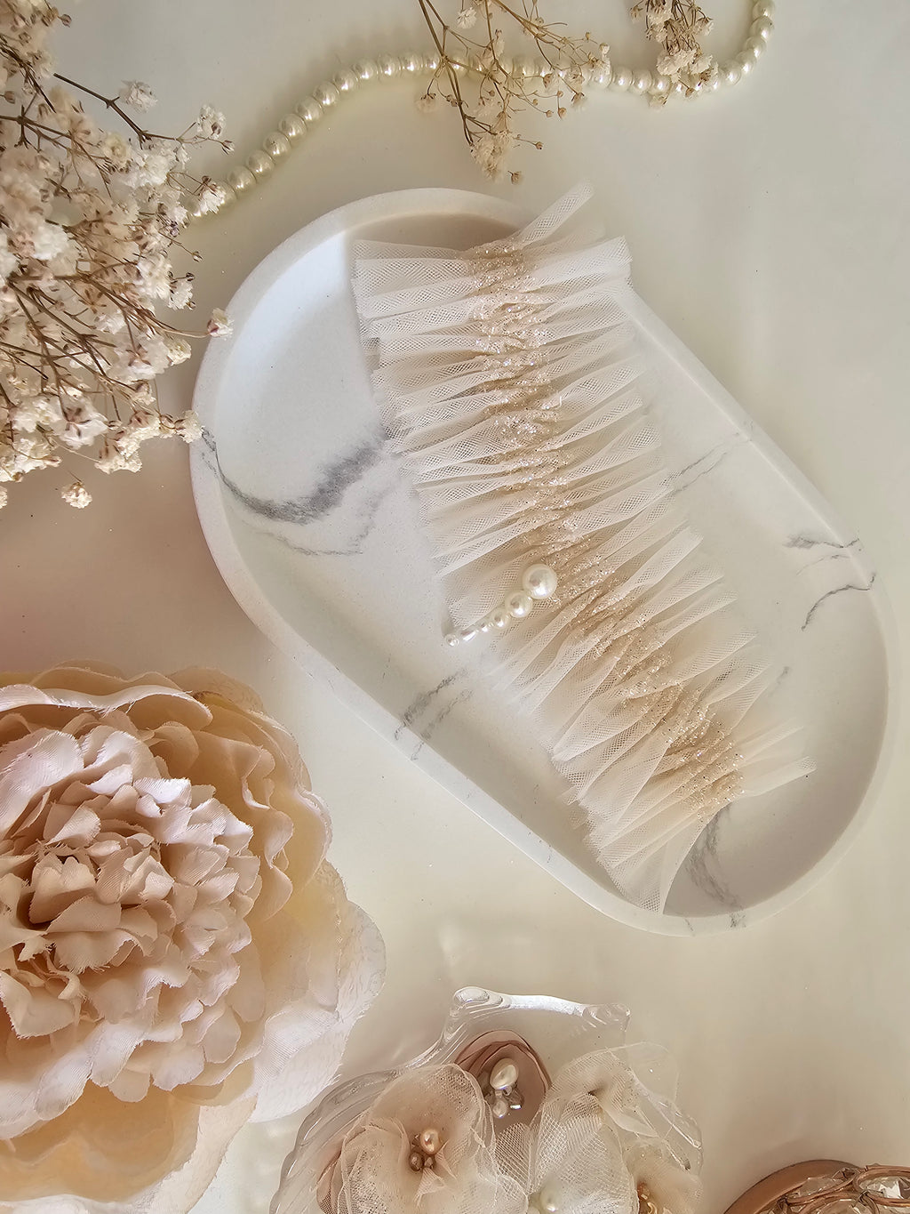 Podwiązka z najnowszej kolekcji Pearls z tiulu w kolorze kości słoniowej z dodatkiem złotego włoskiego tiulu oraz pereł.