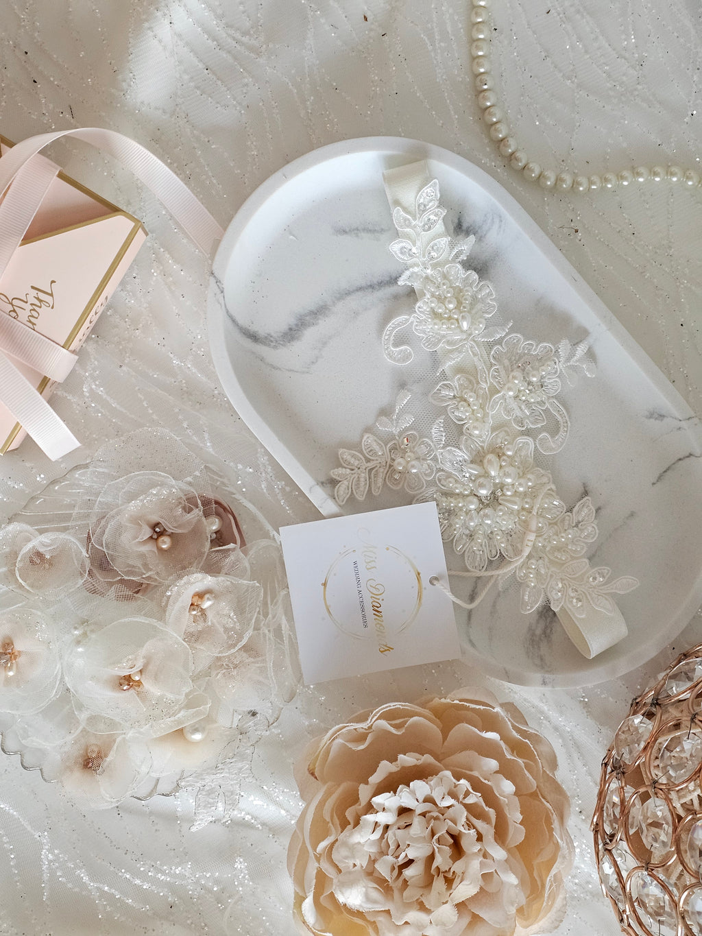 Podwiązka ślubna z najnowszej kolekcji Pearls na ecru gumie z aplikacją z koronki wyszywaną perłami