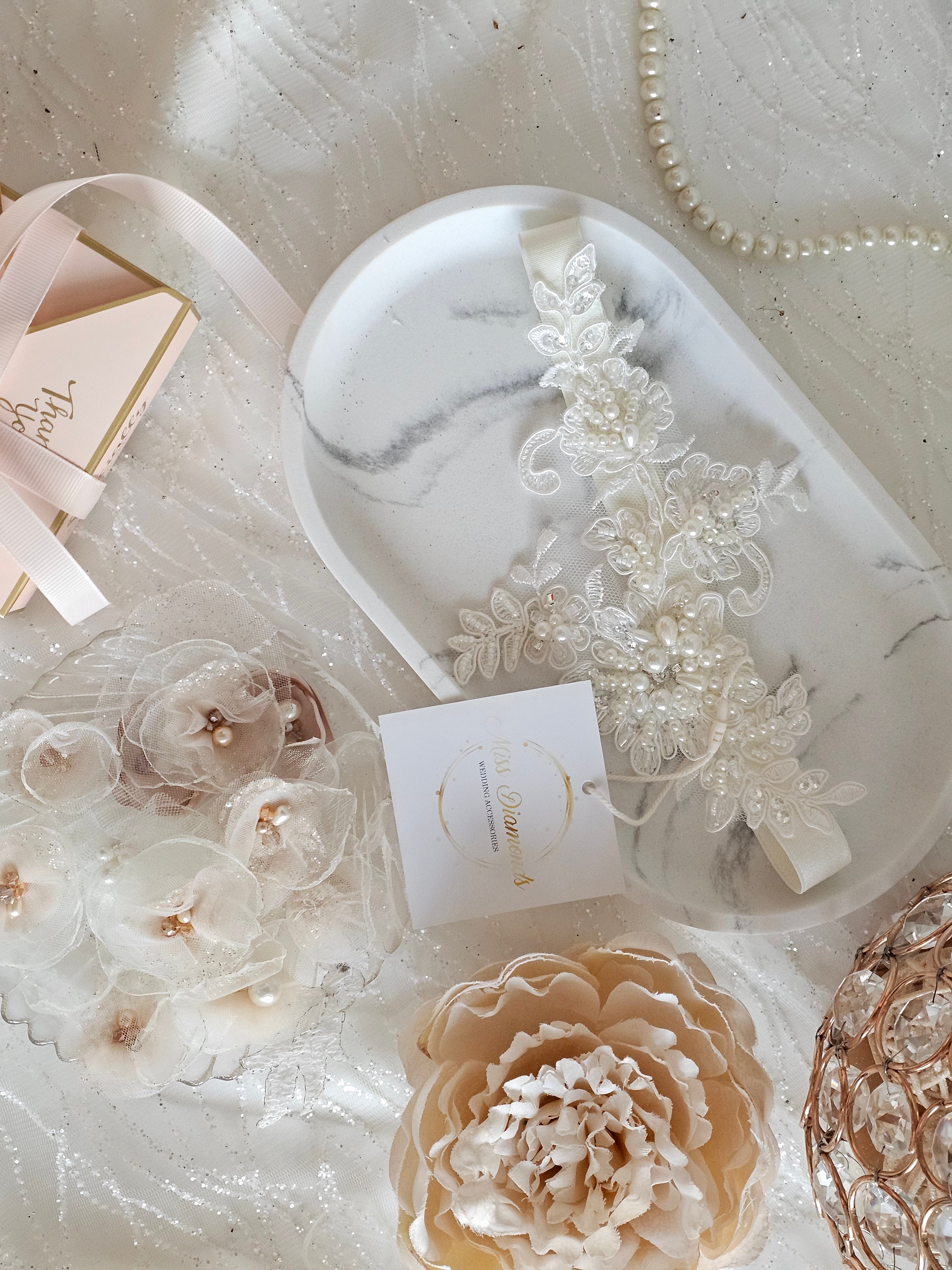 Podwiązka ślubna z najnowszej kolekcji Pearls na ecru gumie z aplikacją z koronki wyszywaną perłami