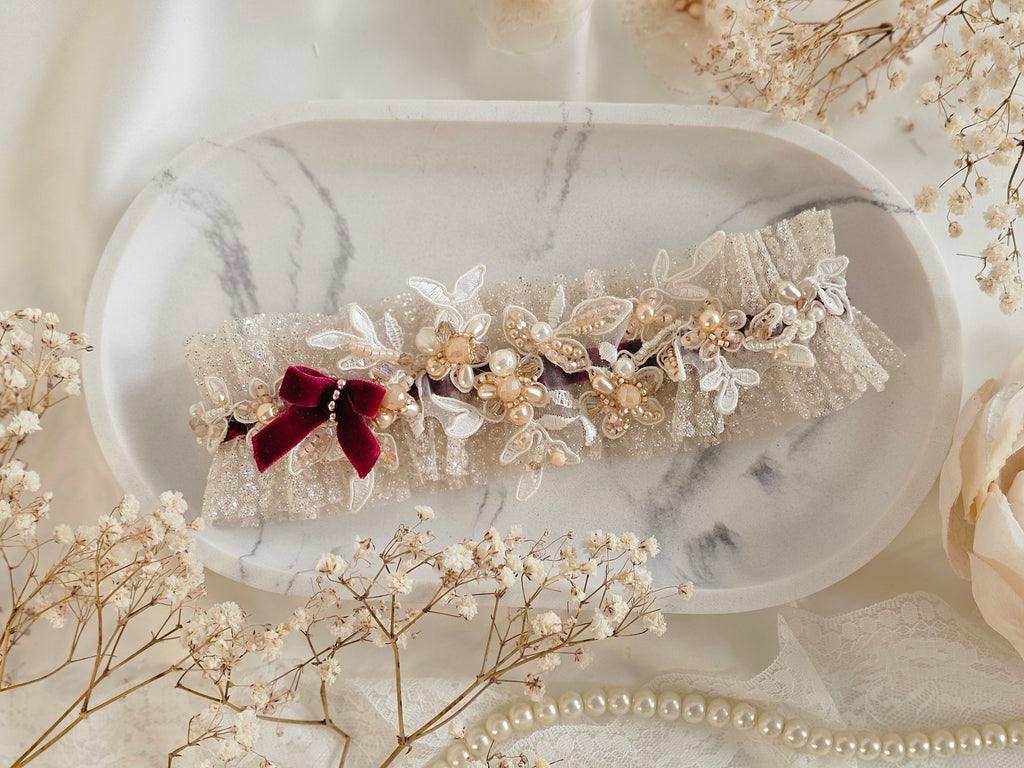 Podwiązka ślubna z bordową aksamitną wstążką z dodatkiem koronki zdobionej koralikami Preciosa i słodką wstążeczką