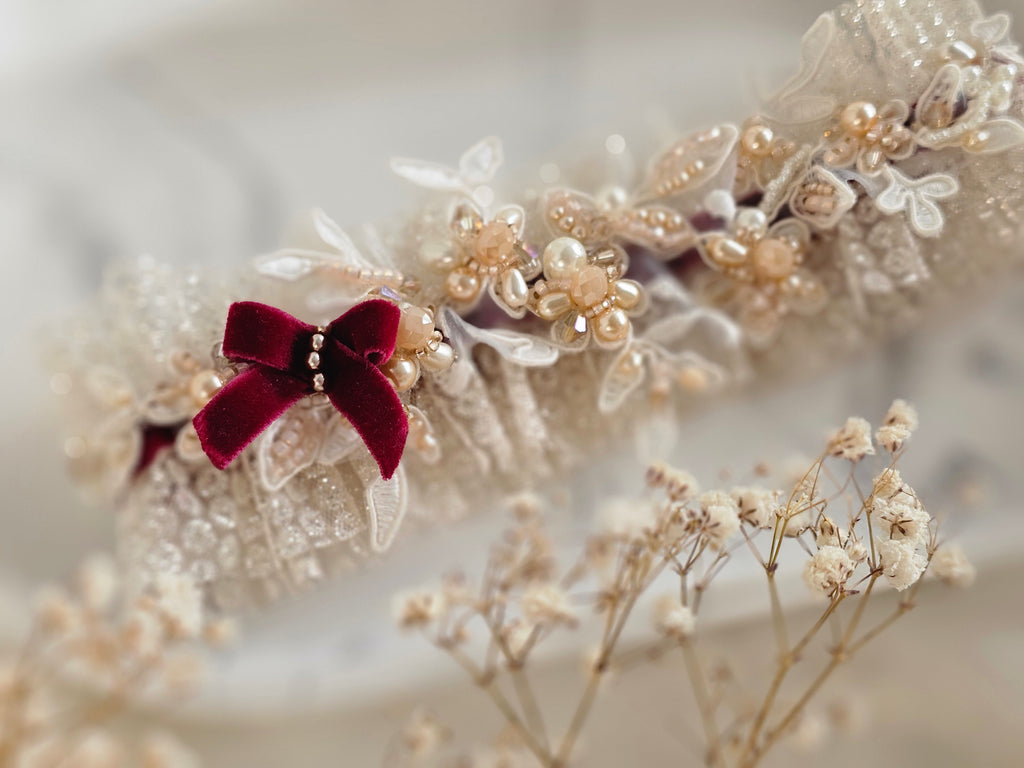Podwiązka ślubna z bordową aksamitną wstążką z dodatkiem koronki zdobionej koralikami Preciosa i słodką wstążeczką