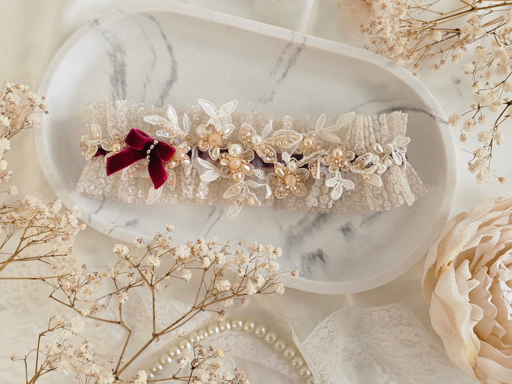 Podwiązka ślubna z bordową aksamitną wstążką z dodatkiem koronki zdobionej koralikami Preciosa i słodką wstążeczką