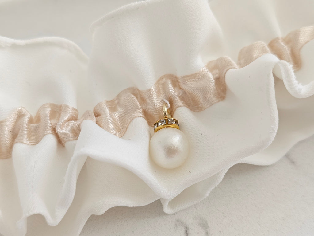 Podwiązka ślubna z kolekcji PEARLS z satyny z dodatkiem szampańskiej wstążki i perły