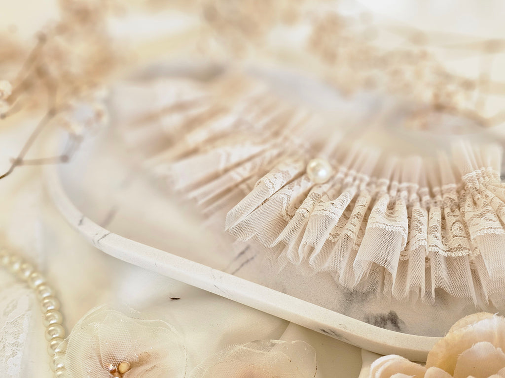 Romantyczna Podwiązka ślubna z najnowszej kolekcji PEARLS - najmodniejszym w tym sezonie ślubnym