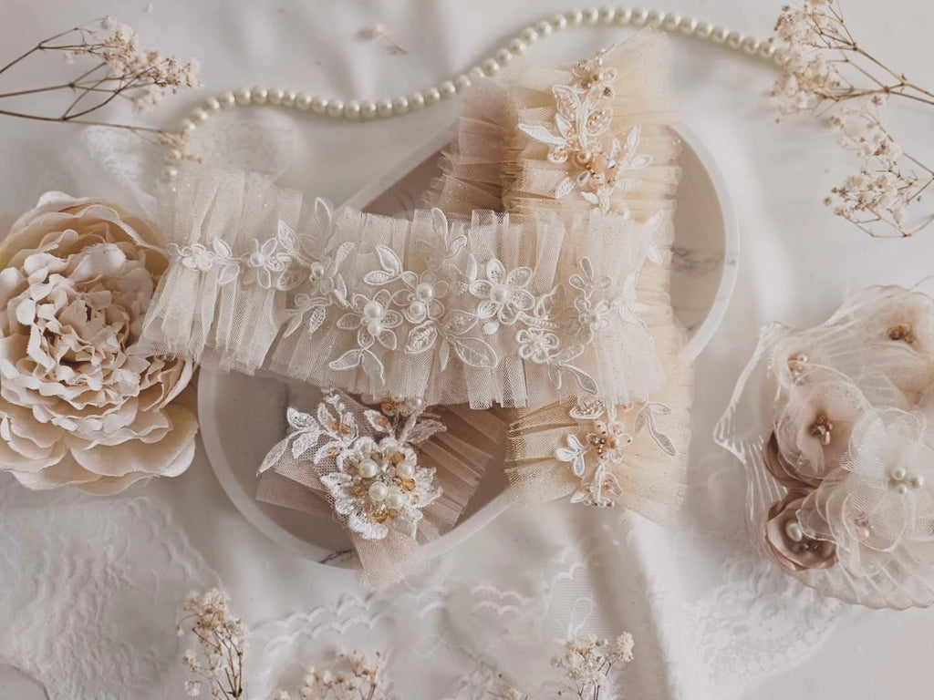 Podwiązka z tiulu z koronką i perłami