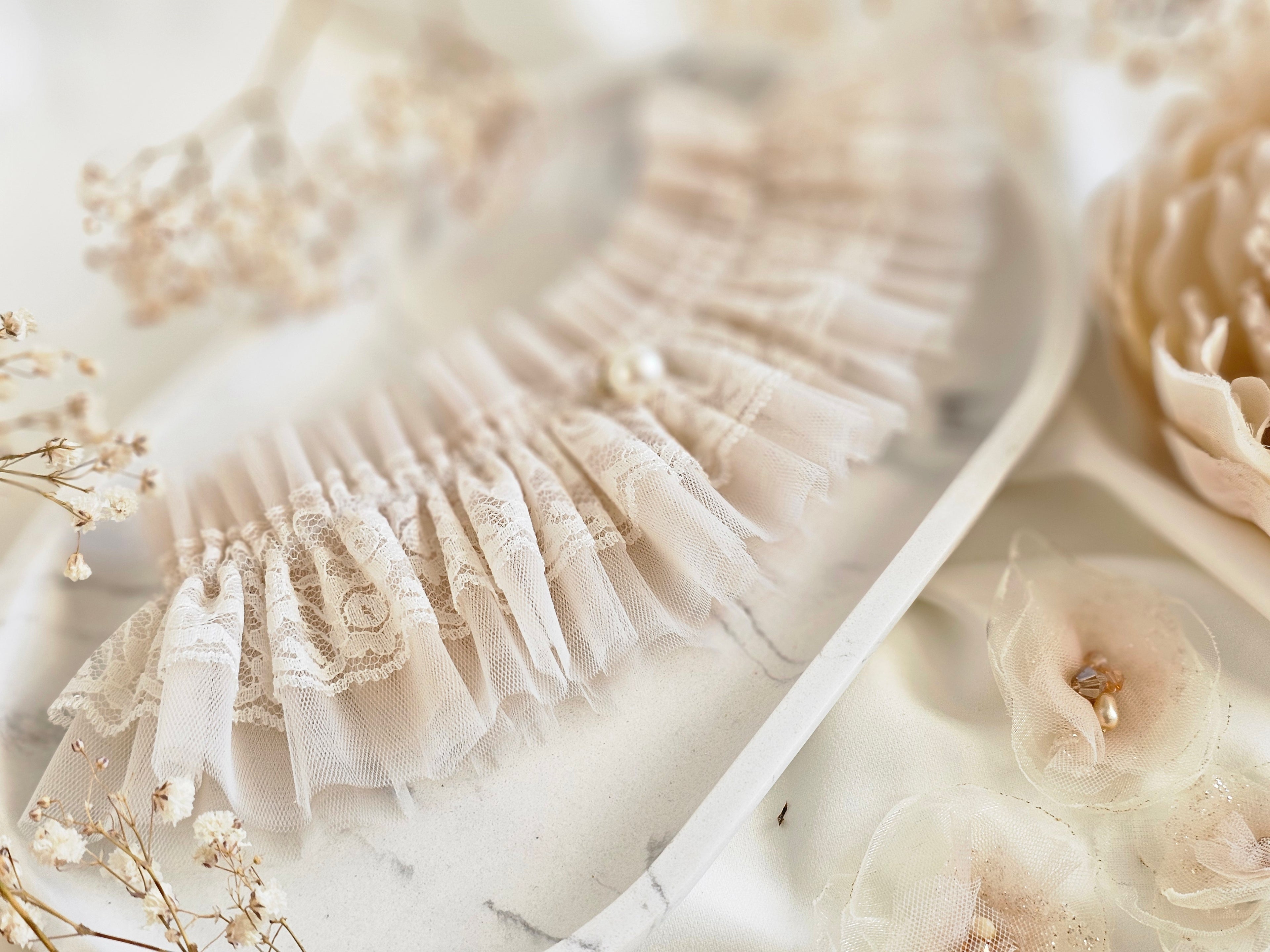 Romantyczna Podwiązka ślubna z najnowszej kolekcji PEARLS - najmodniejszym w tym sezonie ślubnym