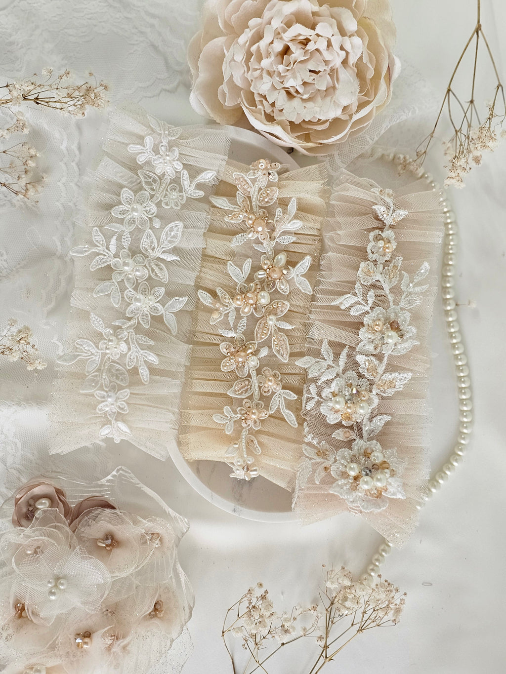 Podwiązka z tiulu z koronką i perłami