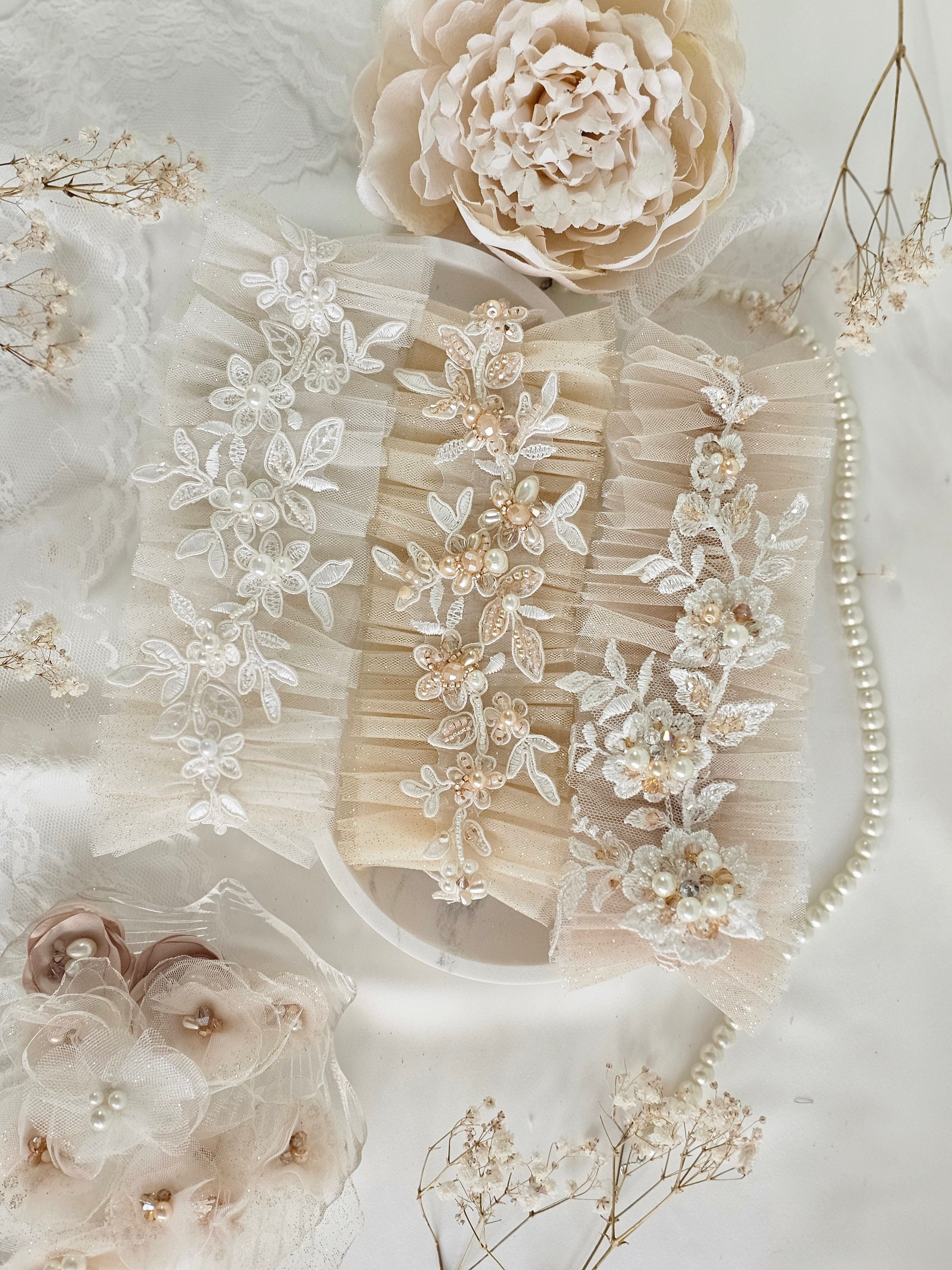 Podwiązka z tiulu z koronką i perłami