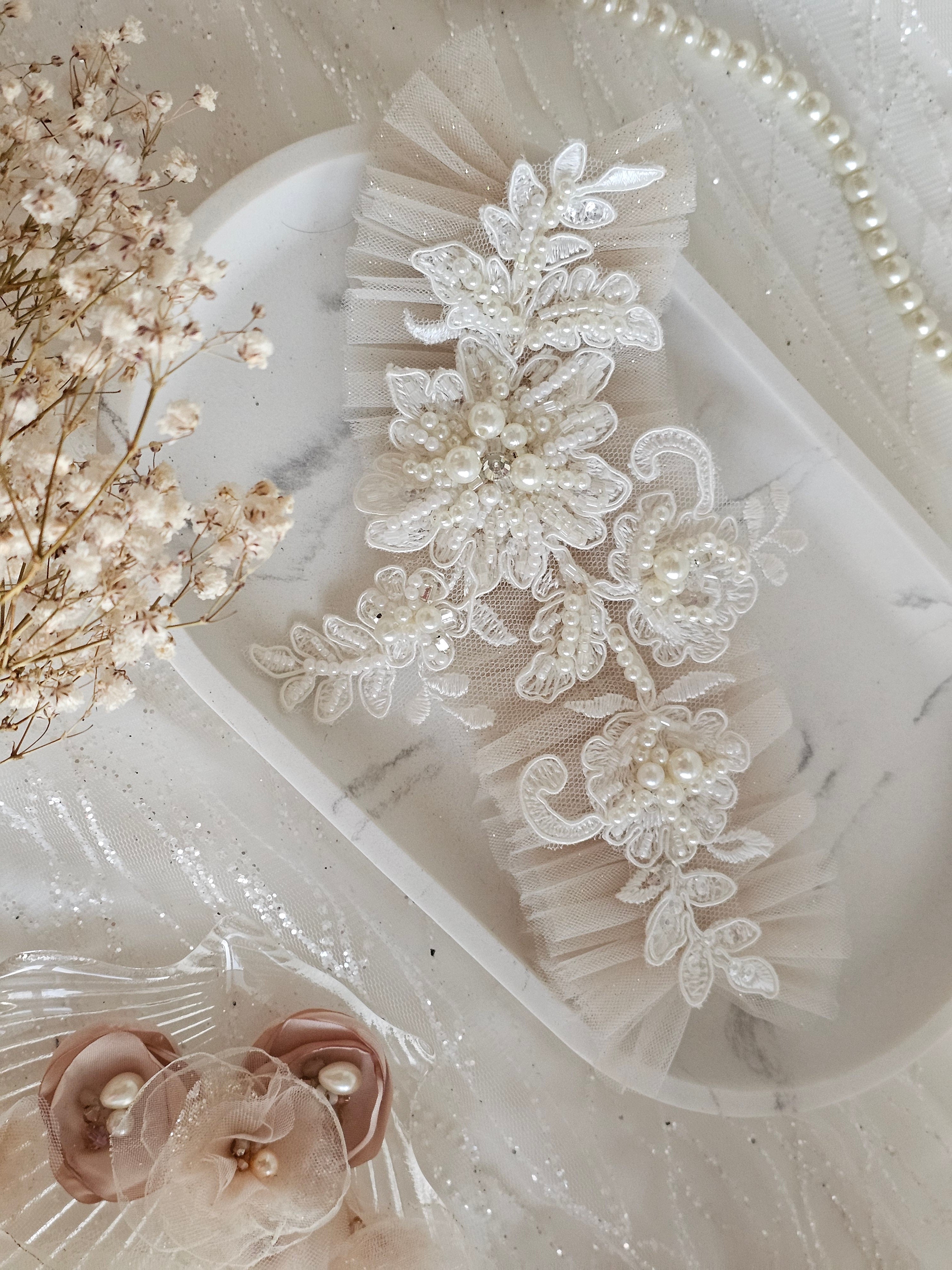 Podwiązka ślubna z kolekcji Pearls z aplikacją koronkową z pereł