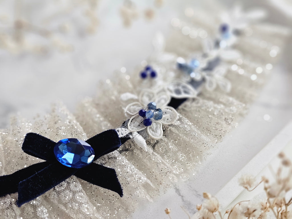 Przepiękna podwiązka ślubna  z tiulu włoskiego w kolorze złota oraz diamentem