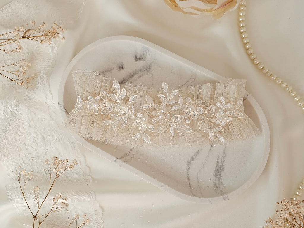 Kolekcja Pearls.Podwiązka z tiulu z koronką i perłami