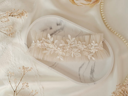 Kolekcja Pearls.Podwiązka z tiulu z koronką i perłami