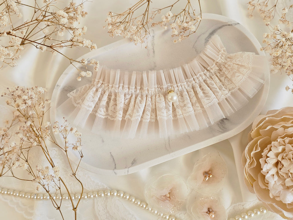 Romantyczna Podwiązka ślubna z najnowszej kolekcji PEARLS - najmodniejszym w tym sezonie ślubnym