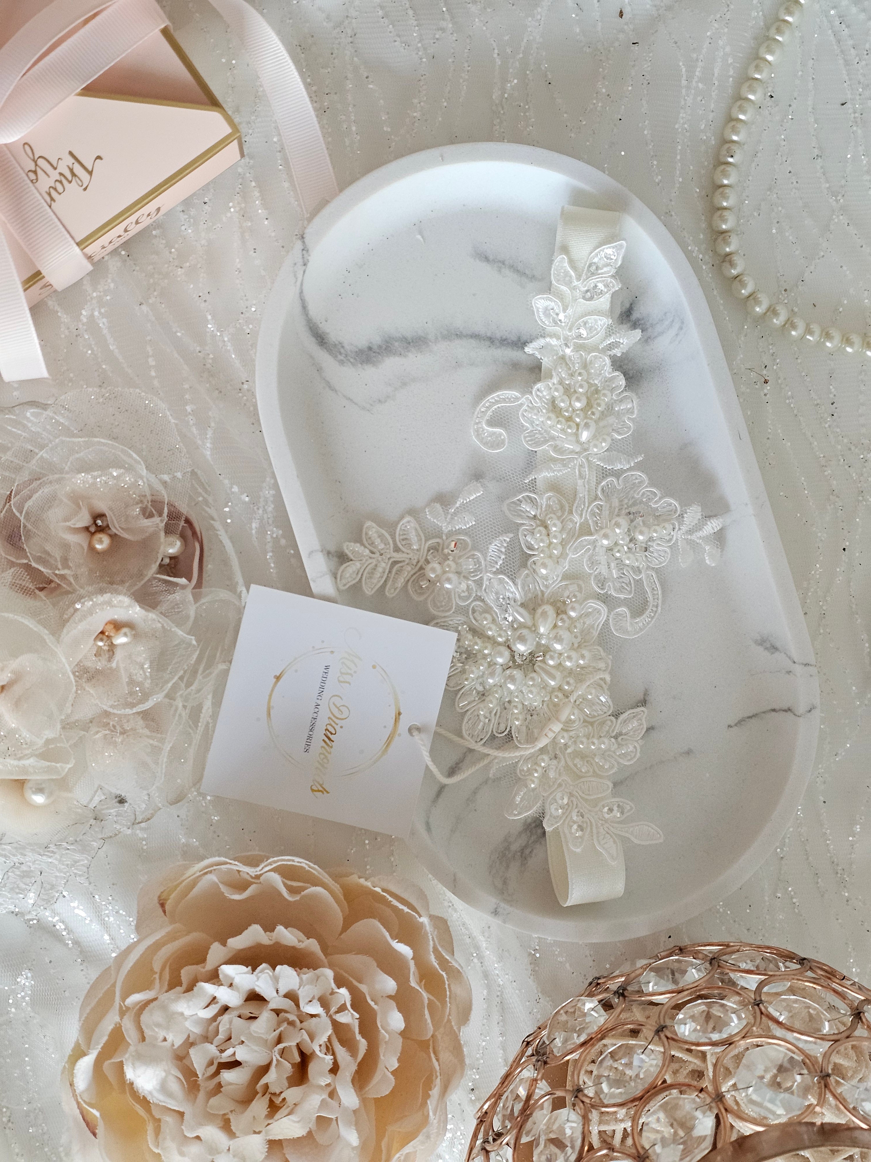 Podwiązka ślubna z najnowszej kolekcji Pearls na ecru gumie z aplikacją z koronki wyszywaną perłami