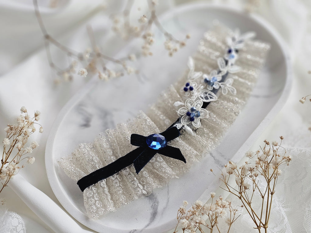 Przepiękna podwiązka ślubna  z tiulu włoskiego w kolorze złota oraz diamentem