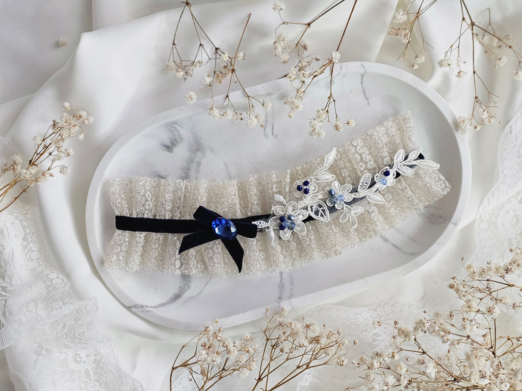 Przepiękna podwiązka ślubna  z tiulu włoskiego w kolorze złota oraz diamentem