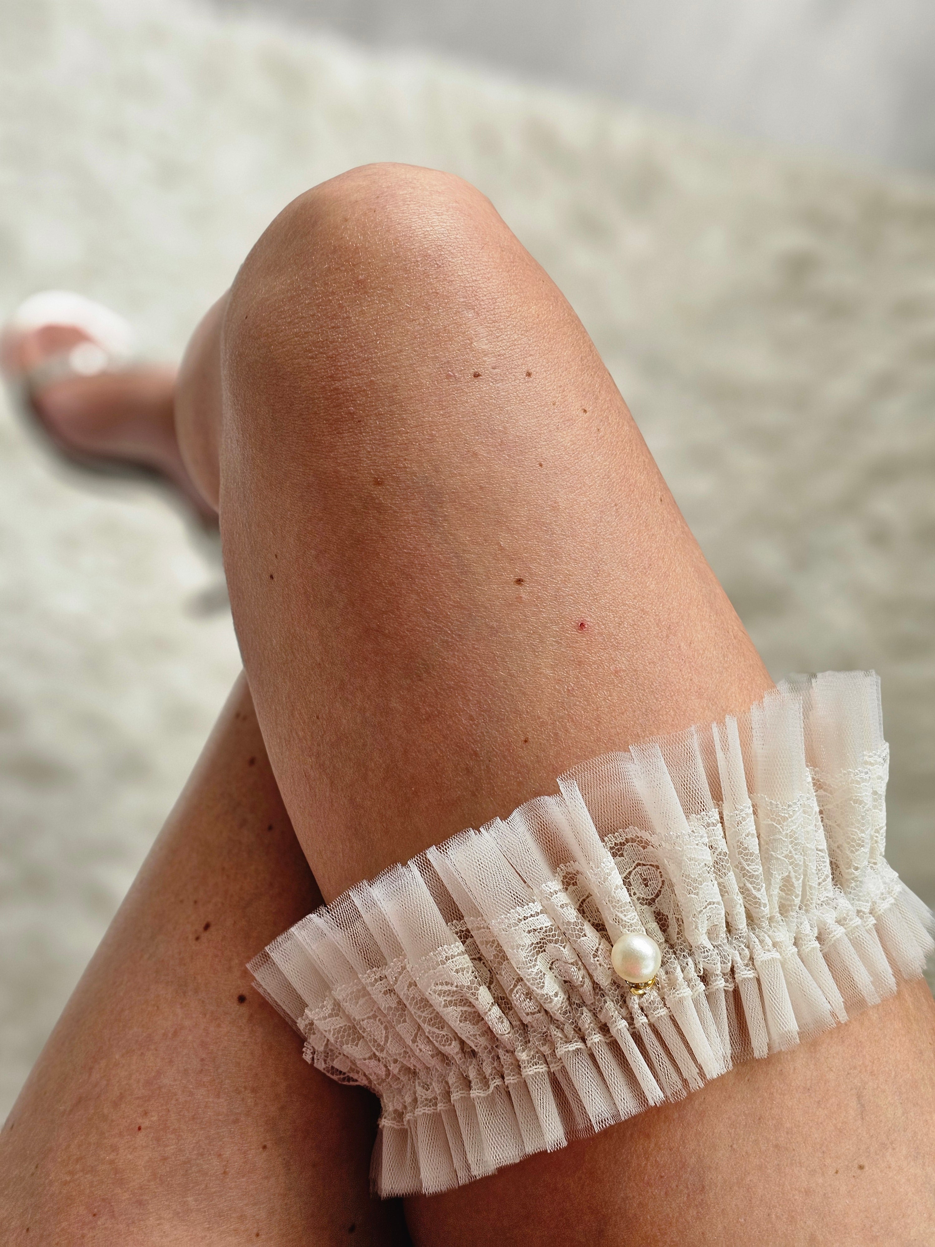 Romantyczna Podwiązka ślubna z najnowszej kolekcji PEARLS - najmodniejszym w tym sezonie ślubnym