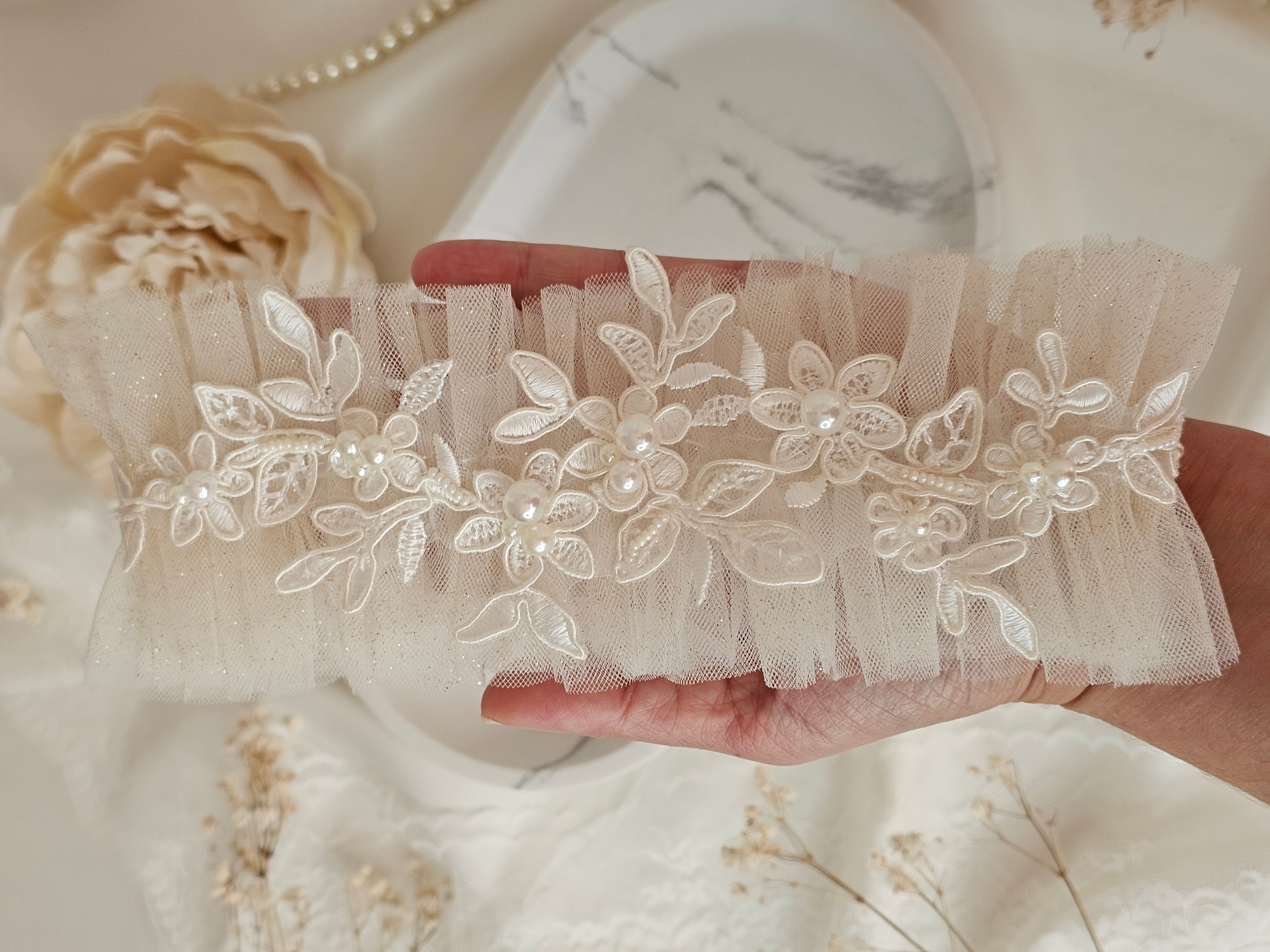 Kolekcja Pearls.Podwiązka z tiulu z koronką i perłami